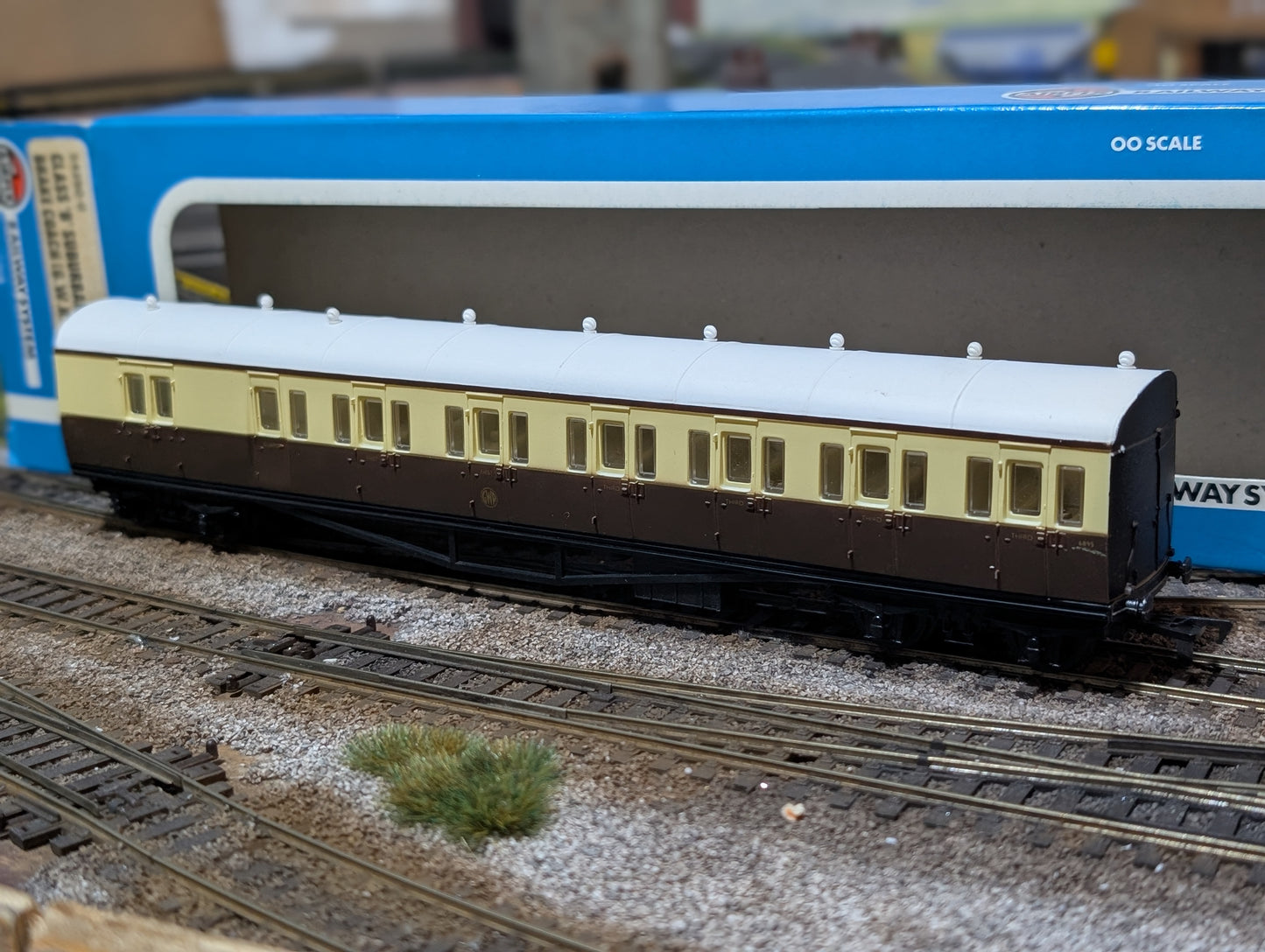 #2 Pre-owned Airfix GMR (Great Model Railways) OO gauge 54250 GWR B Set coach in chocolate and cream - 6895, boxed
