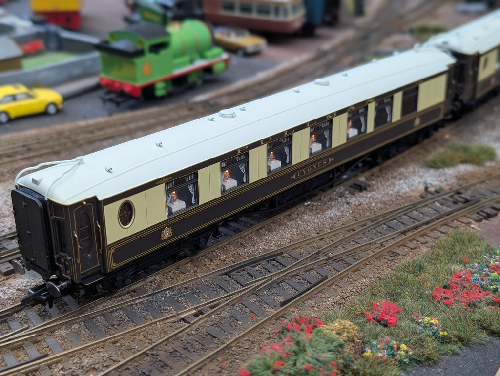 Hornby OO Gauge Super-Detail Pullman 3-Coach Pack (Cygnus, Minerva, Ibis) with Working Table Lamps - VSOE R1038 Split Set