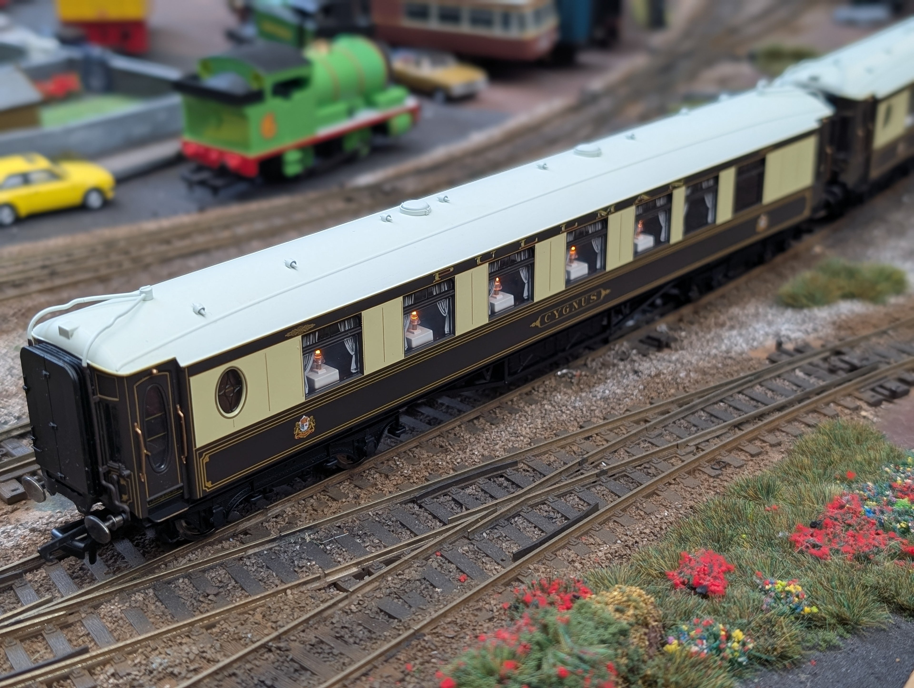 Hornby OO Gauge Super-Detail Pullman 3-Coach Pack (Cygnus, Minerva, Ibis) with Working Table Lamps - VSOE R1038 Split Set