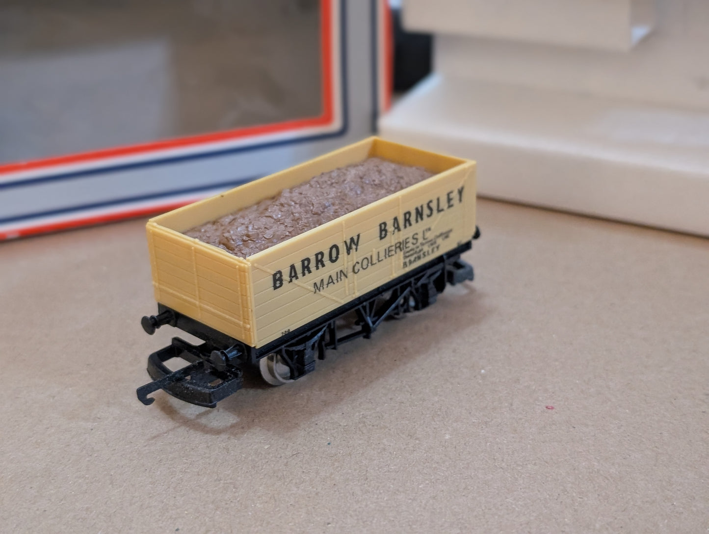Pre-owned Lima OO gauge L305614a 12T 7 Plank Open Wagon - Barrow Barnsley, boxed