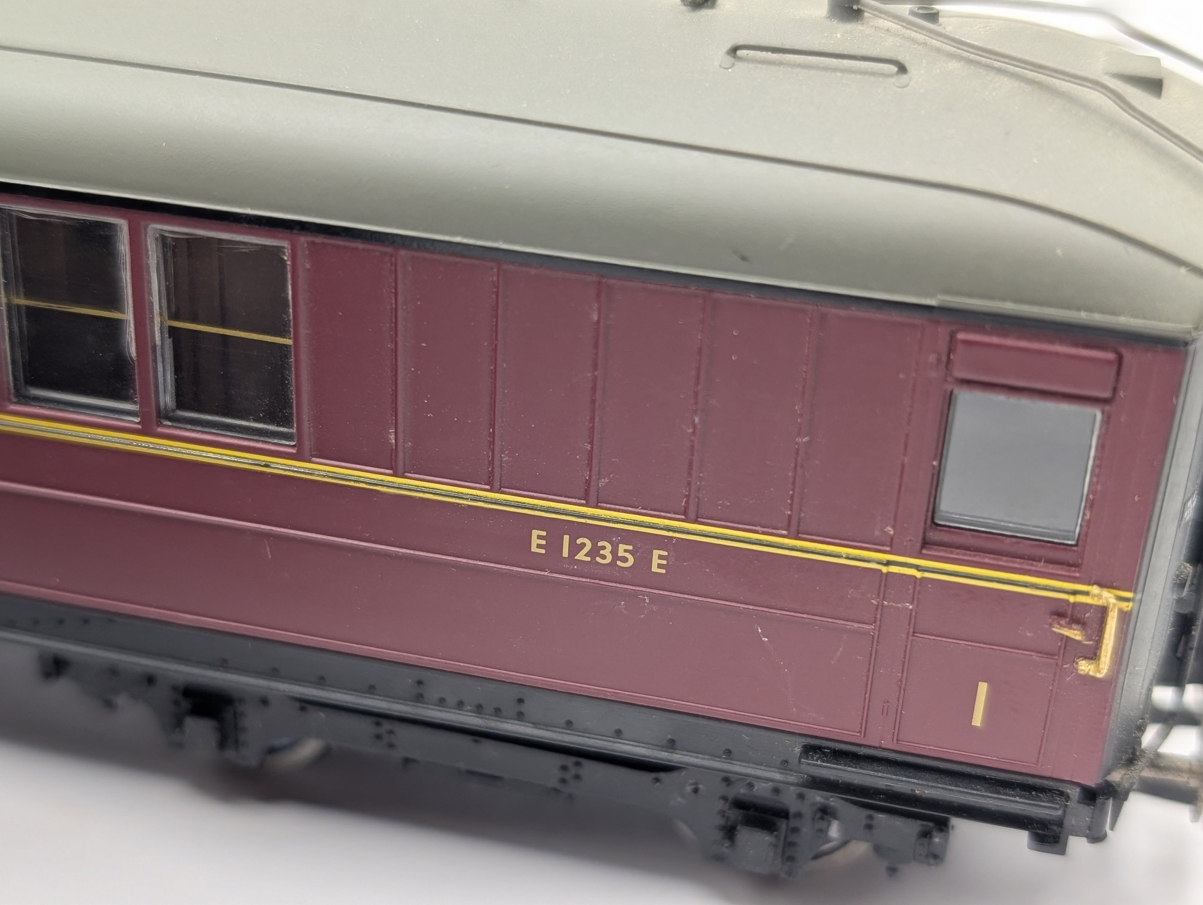Hornby OO Gauge BR Maroon Gresley 1st Class Sleeper Coach 2-Piece Bundle (R4264A & R4264B) Pre-Owned