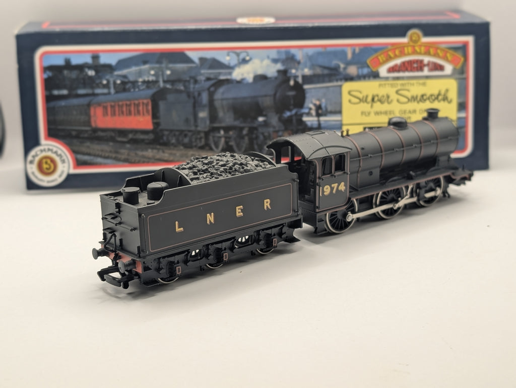 Bachmann 31-850 J39 0-6-0 1974 LNER Lined Black Loco & Tender OO Gauge Boxed