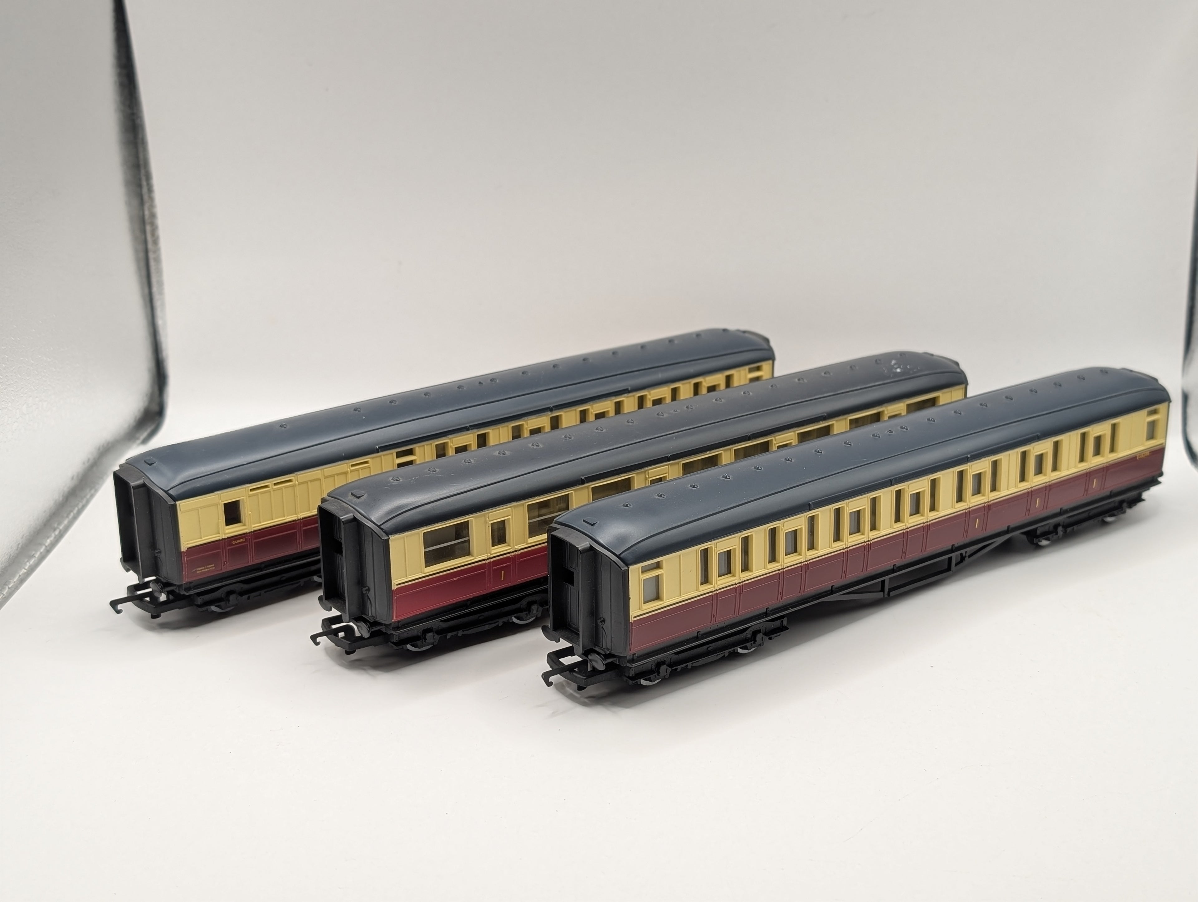Hornby OO Gauge BR Crimson & Cream Gresley Coach 3-Piece Bundle (E10098, E18276, E18299) Pre-Owned