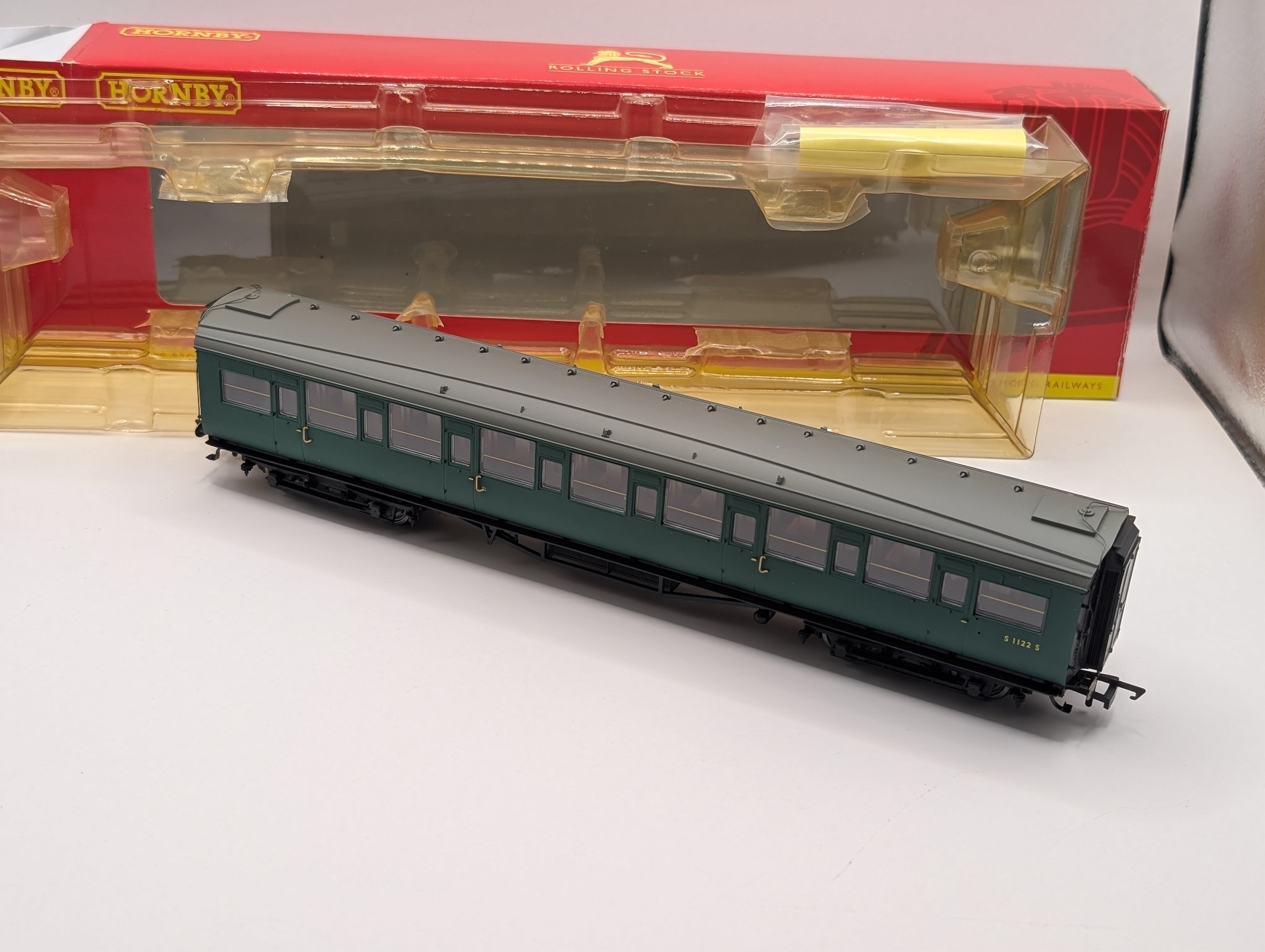 Hornby R4302A OO Gauge BR Maunsell Corridor 3rd Class Coach S1122S Boxed