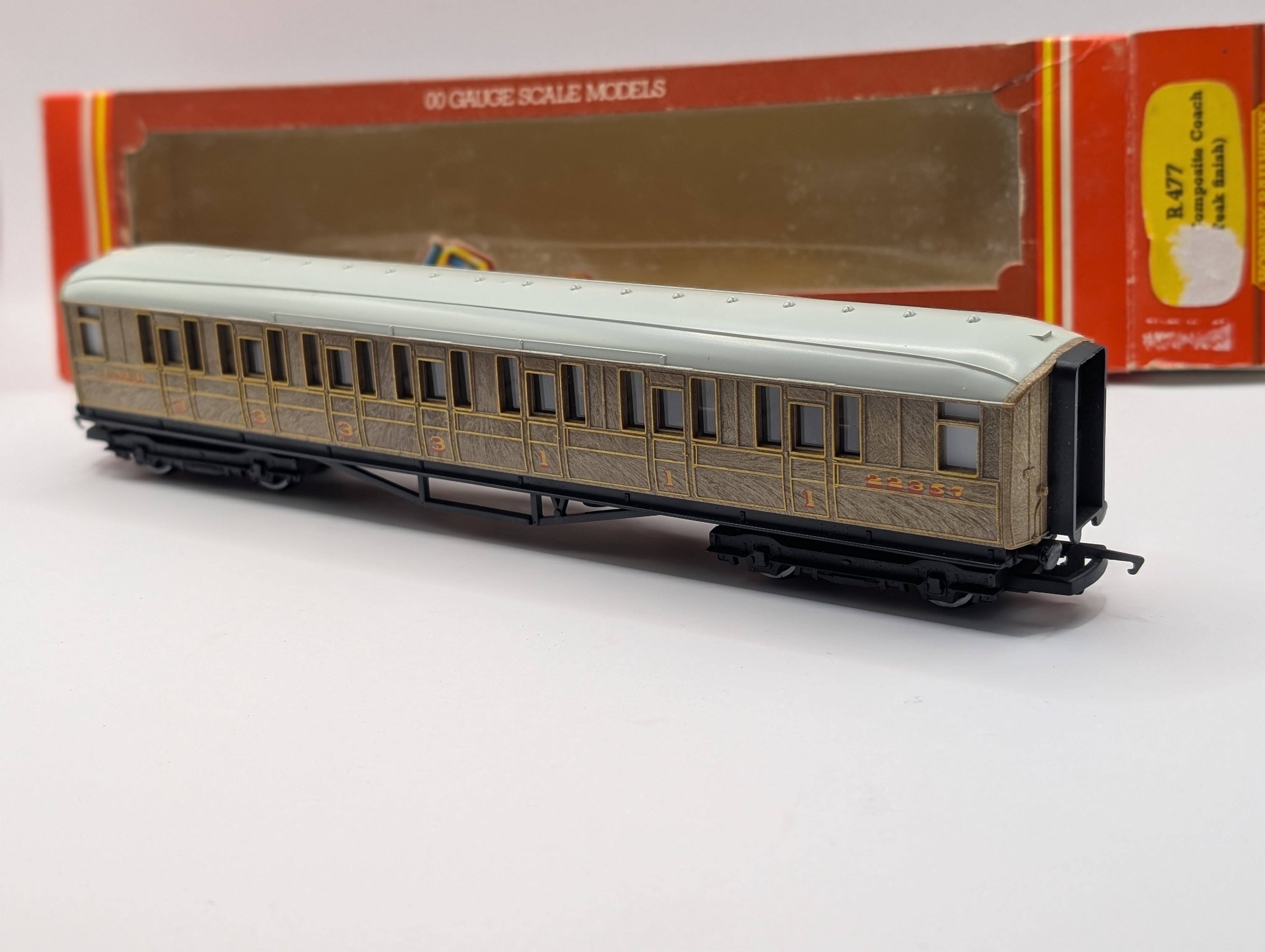 Hornby R.477 LNER Gresley Composite Coach - Teak Finish - OO Gauge - Boxed