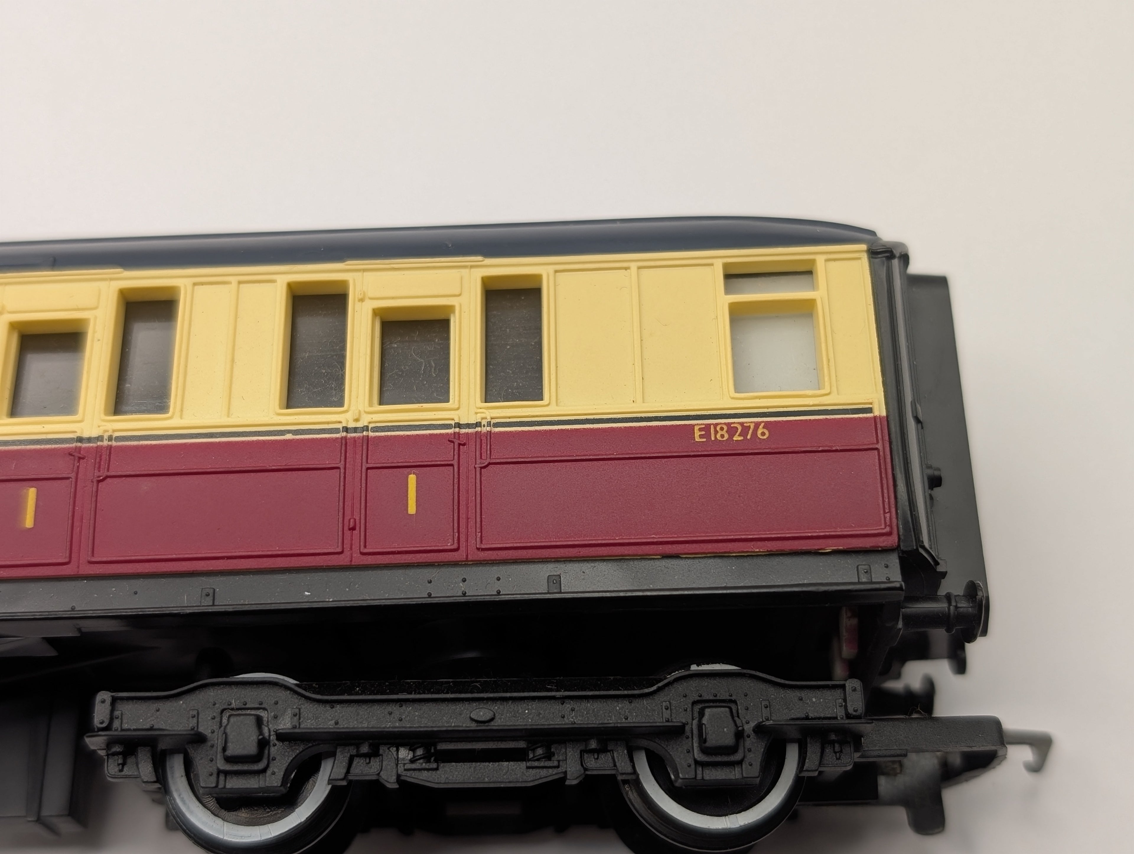 Hornby R409 OO Gauge BR Crimson & Cream Gresley Corridor Composite Coach E18276 (Pre-Owned)
