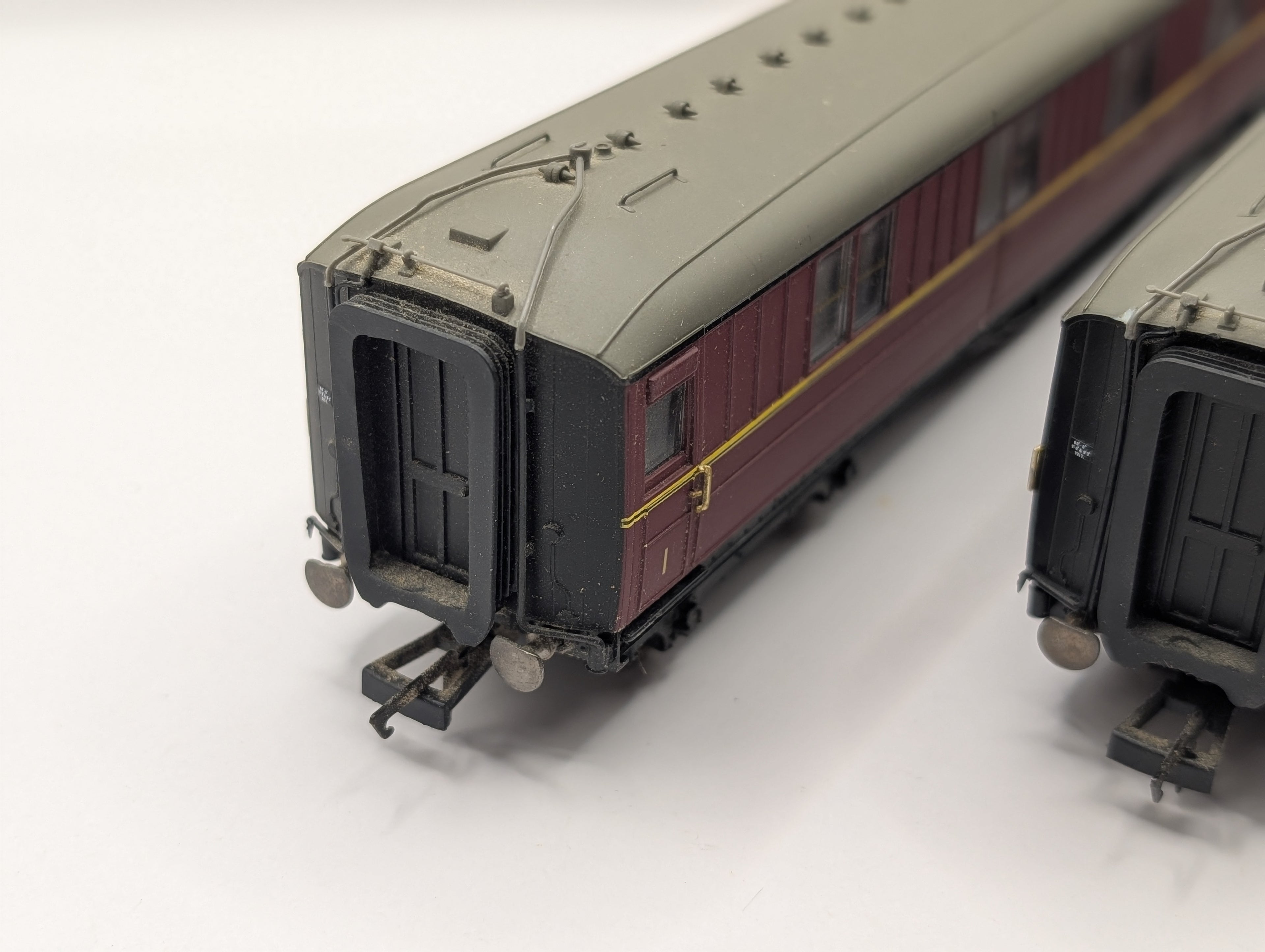 Hornby OO Gauge BR Maroon Gresley 1st Class Sleeper Coach 2-Piece Bundle (R4264A & R4264B) Pre-Owned