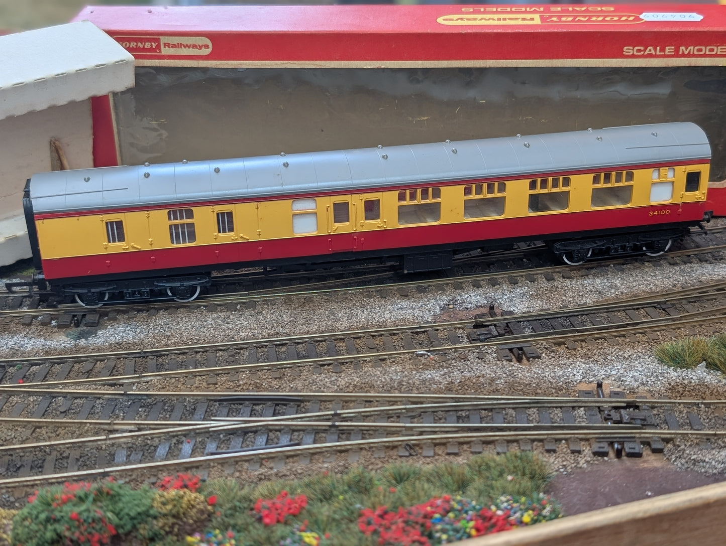 Pre-owned Hornby R.627 BR MK1 Brake 2nd Coach Crimson And Cream Boxed