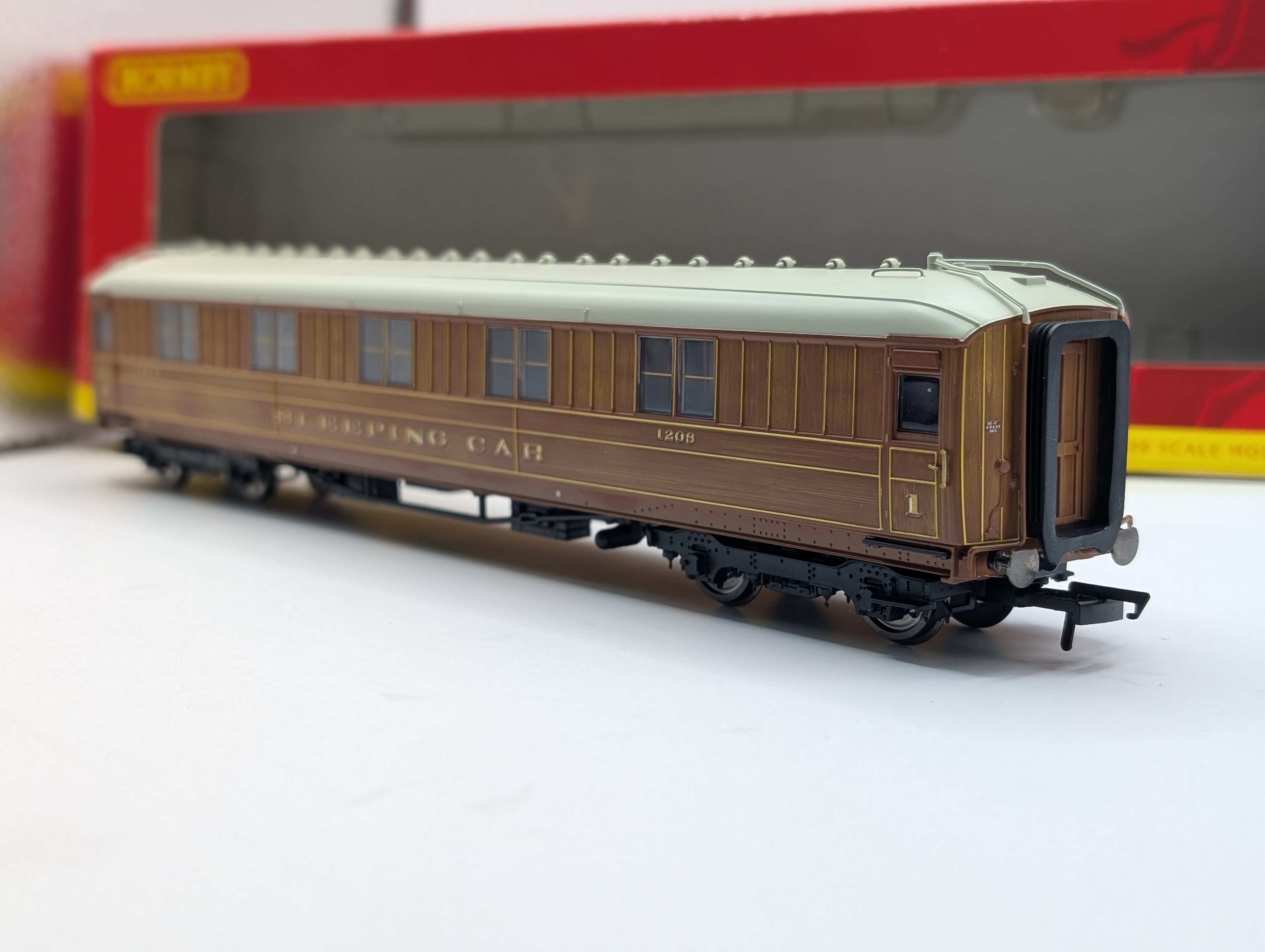 Hornby R4174 LNER 61ft 6in Corridor 1st Class Sleeper 1208 - Teak - OO - Boxed