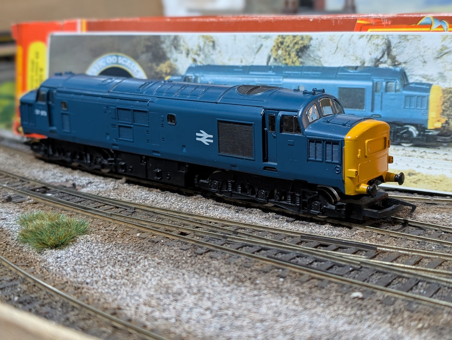 Pre-owned Hornby R369 BR class 37, BR blue, boxed. OO gauge