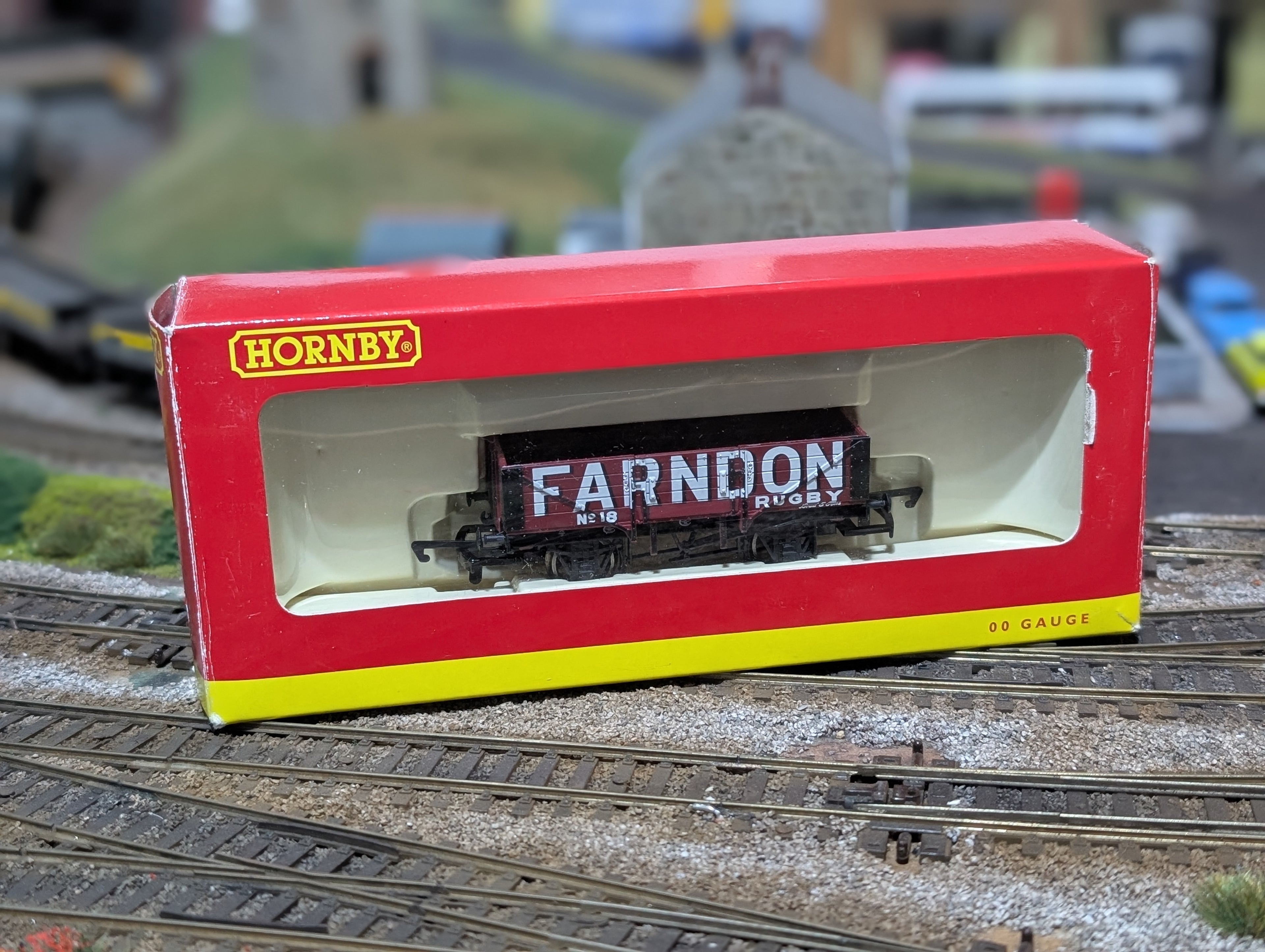 Hornby OO gauge R6749 5 Plank Wagon, "Farndon, Rugby" No 18