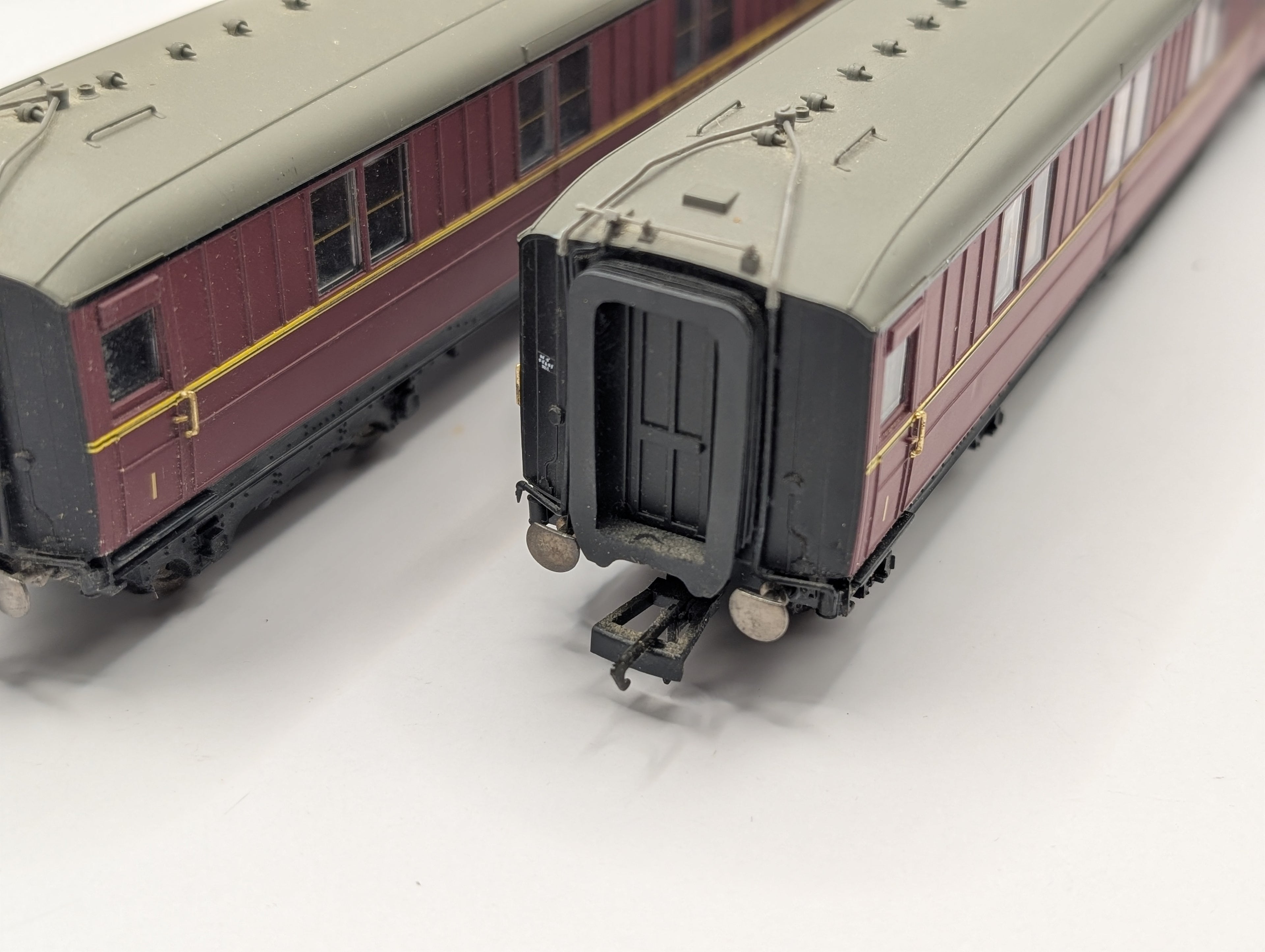Hornby OO Gauge BR Maroon Gresley 1st Class Sleeper Coach 2-Piece Bundle (R4264A & R4264B) Pre-Owned