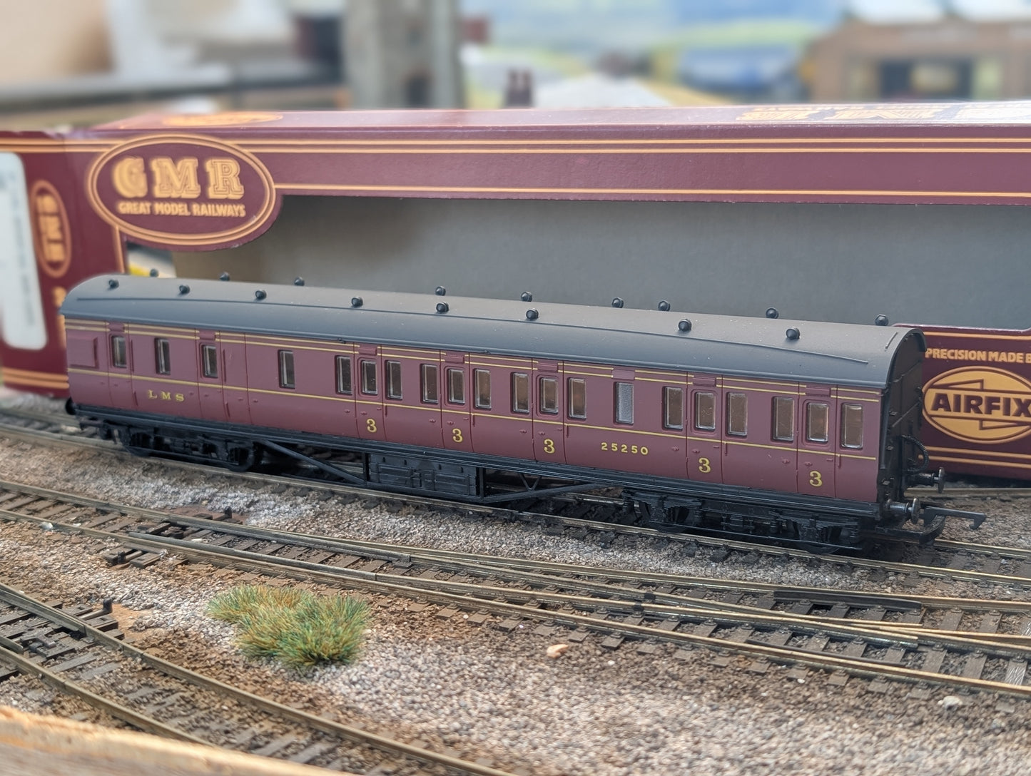 #2 Pre-owned OO gauge Airfix GMR (Great Model Railways) 54253 LMS 57' Non-corridor Brake 3rd 25250 in Maroon, boxed