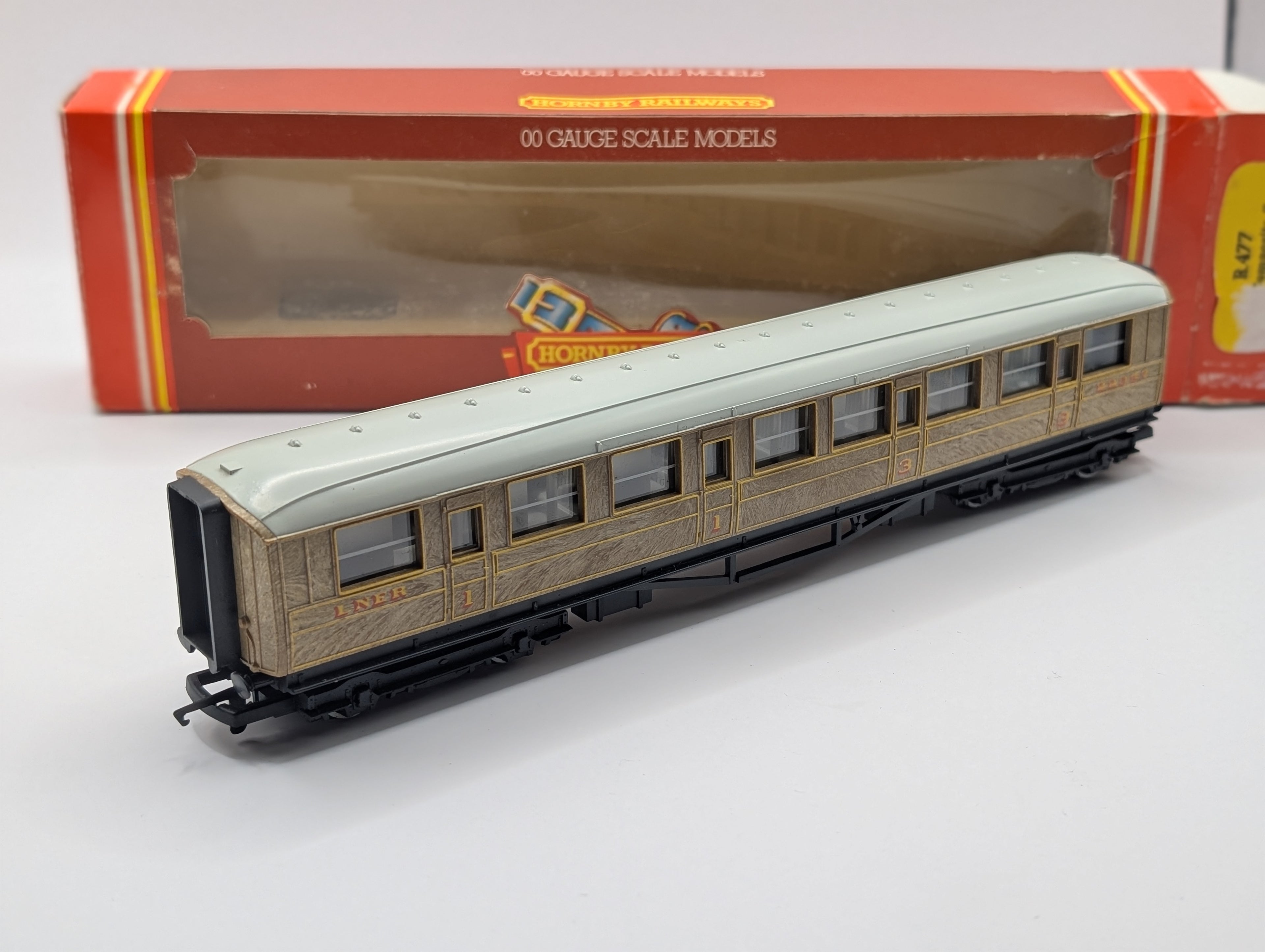 Hornby R.477 LNER Gresley Composite Coach - Teak Finish - OO Gauge - Boxed