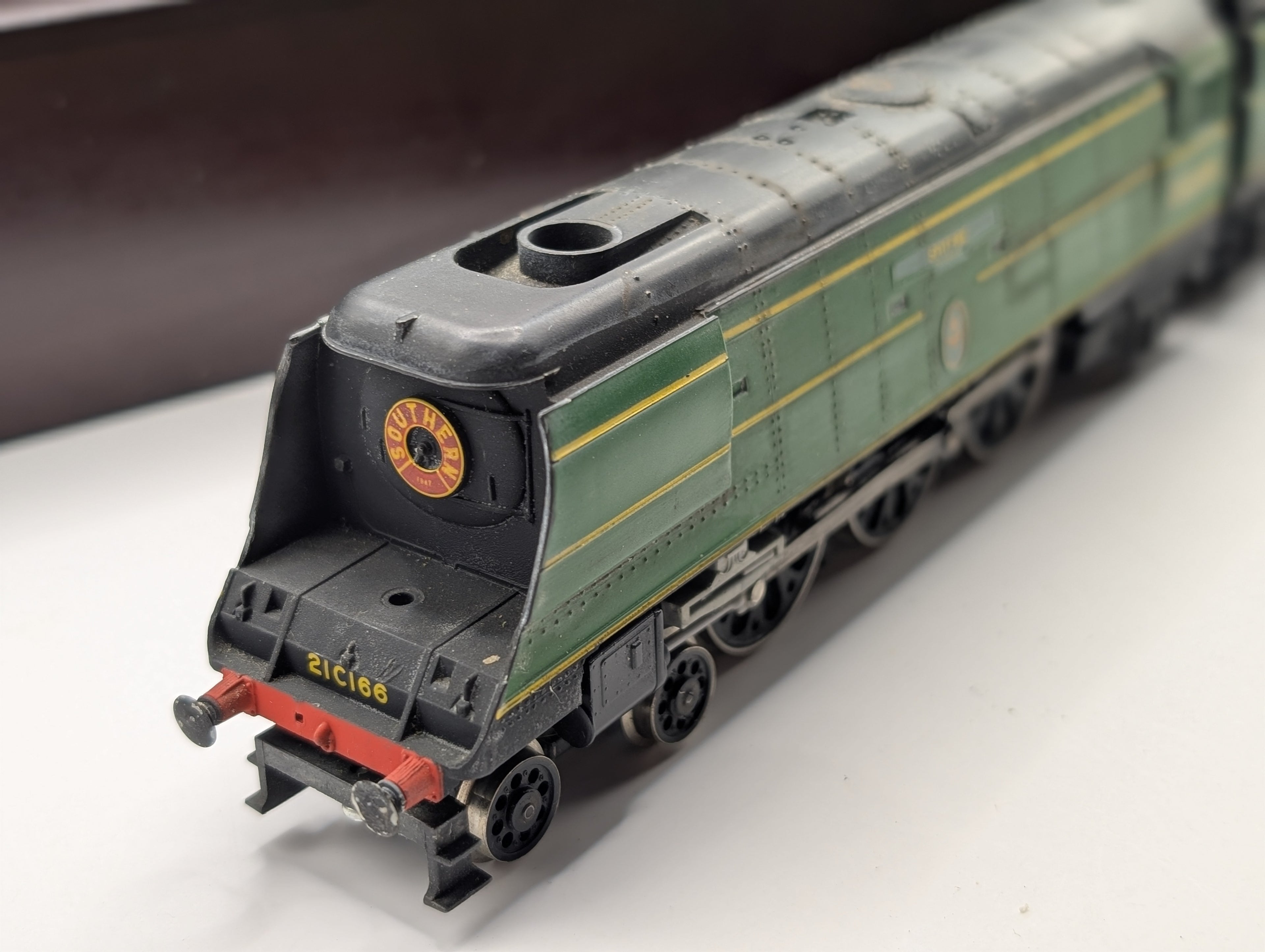 Hornby R374 OO Gauge SR Bulleid Pacific "Spitfire" No. 21C166 - Custom DCC Fitted & Lightly Weathered - Branded Wooden Presentation Box