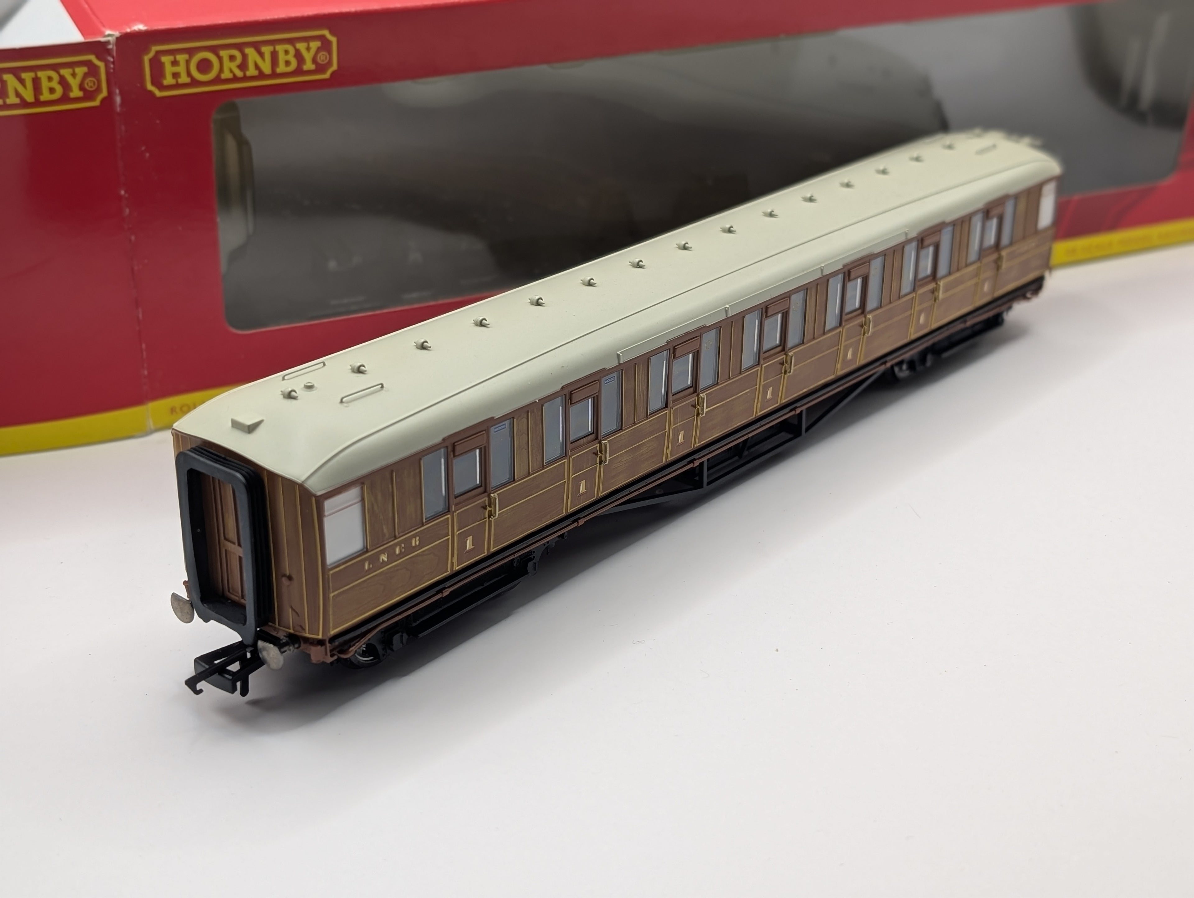 Hornby R4171A LNER 61ft 6in Corridor 1st Class Coach 31879 - NEM - Boxed