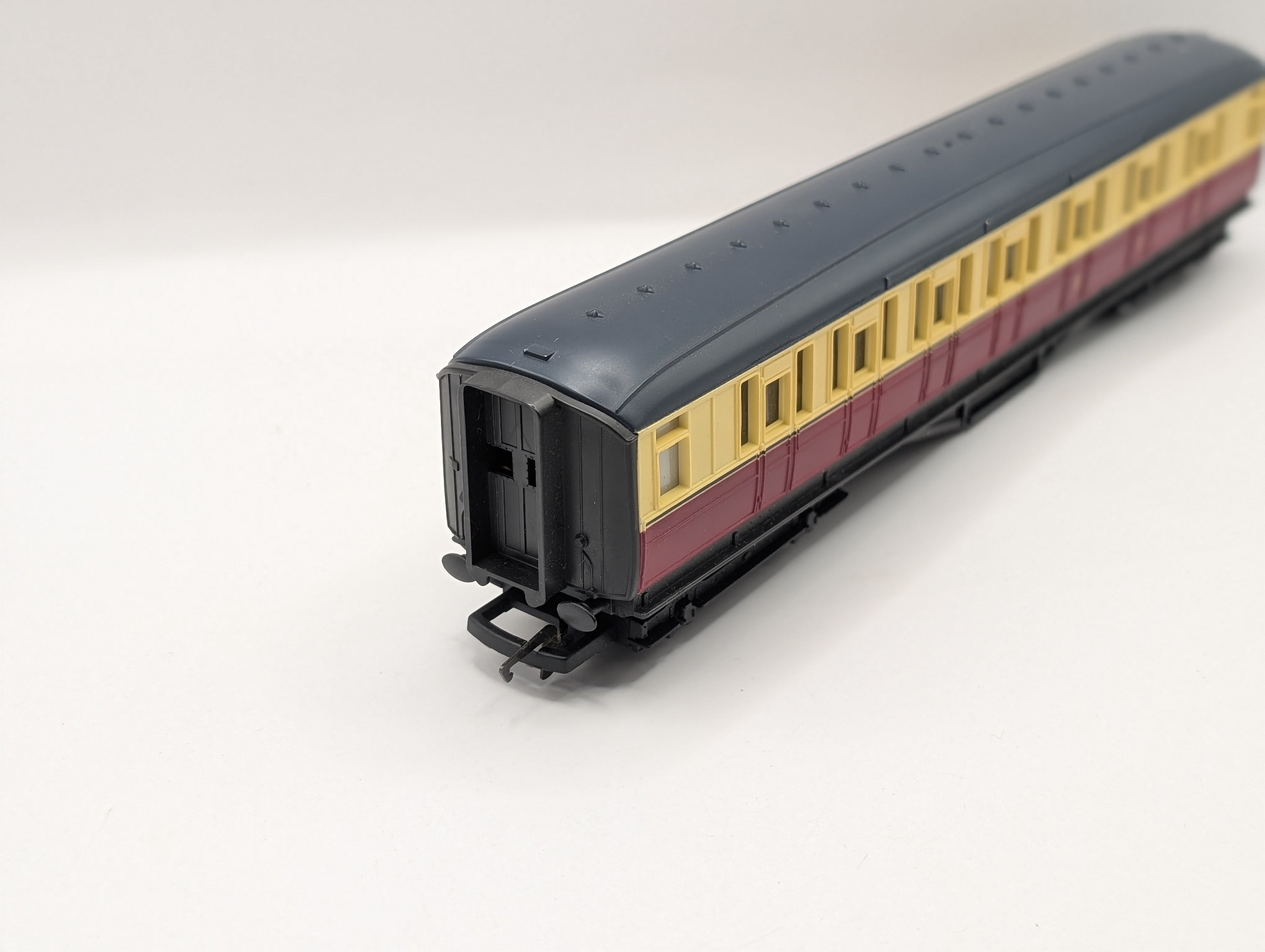 Hornby R409 OO Gauge BR Crimson & Cream Gresley Corridor Composite Coach E18276 (Pre-Owned)