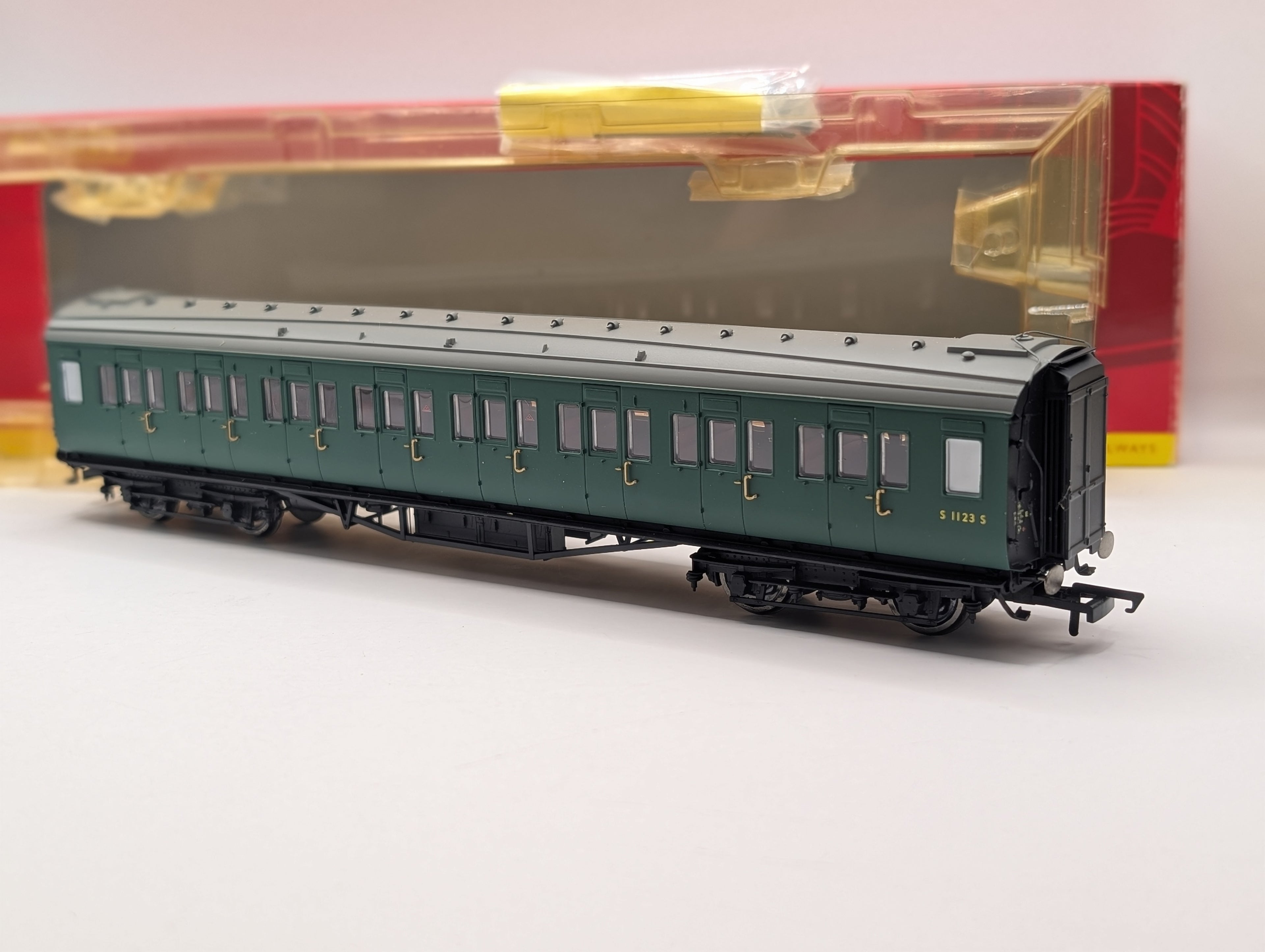 Hornby R4302B OO Gauge BR Maunsell Corridor 3rd Class Coach S1123S Boxed
