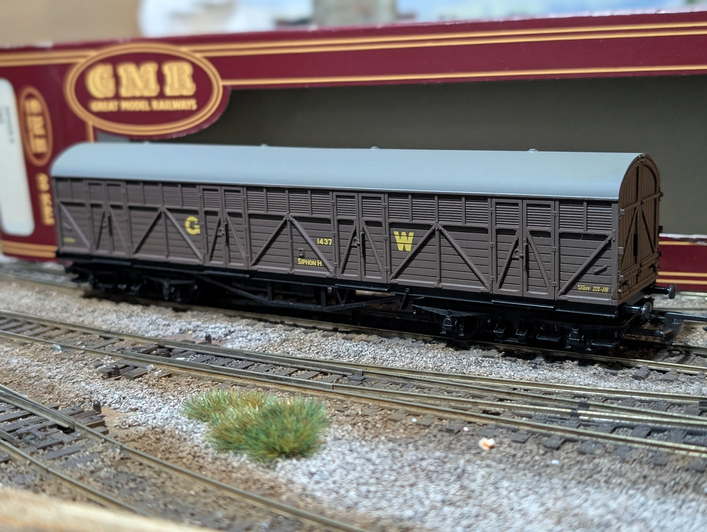 Pre-owned Airfix GMR (Great Model Railways) OO gauge 54308 GWR Siphon H 1437, boxed