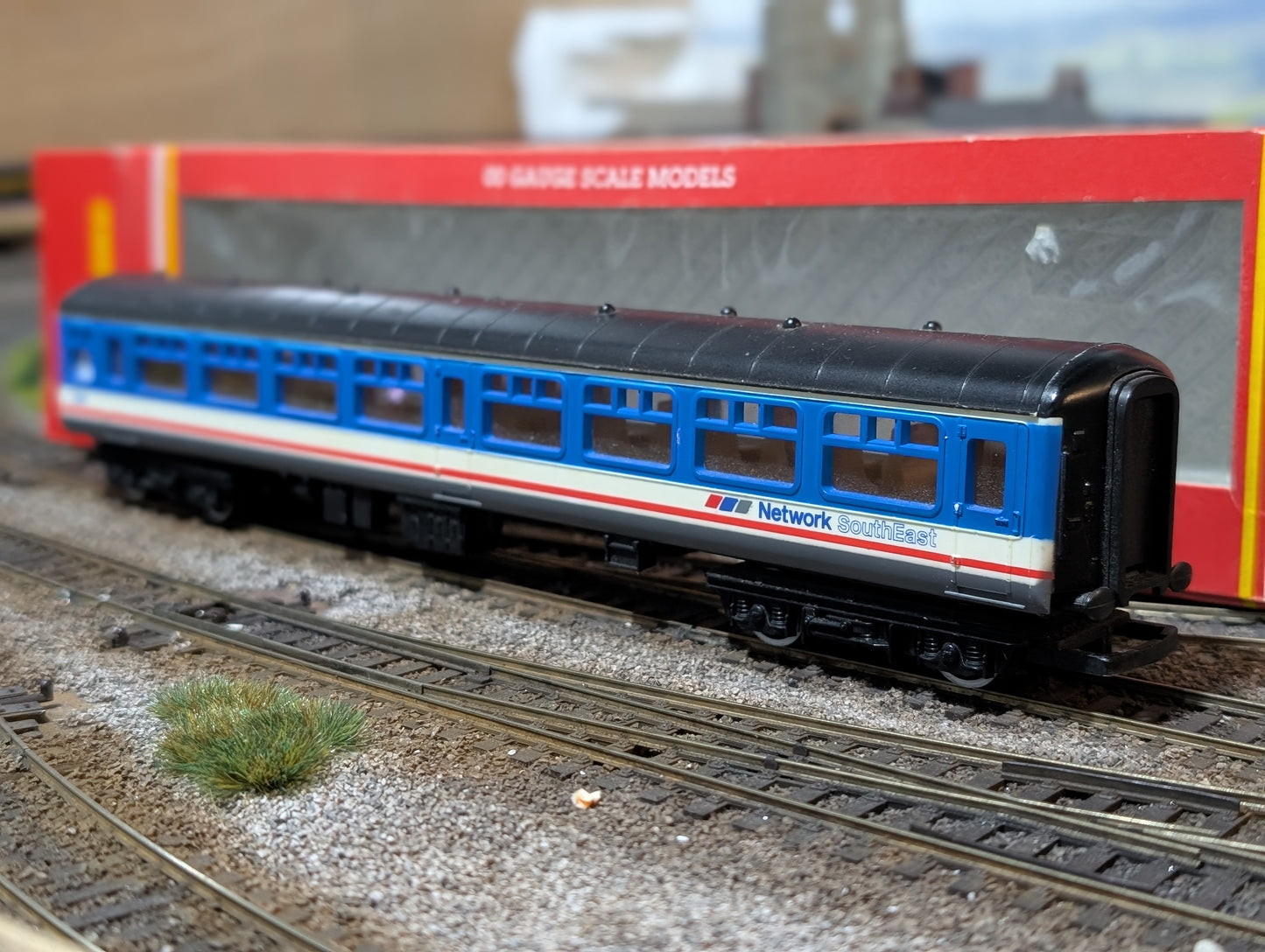 Pre-owned OO gauge Hornby R439 Mk2a TSO tourist second open in Network SouthEast blue - 5381