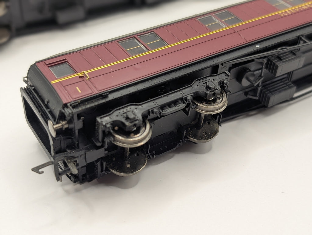 Hornby OO Gauge BR Maroon Gresley 1st Class Sleeper Coach 2-Piece Bundle (R4264A & R4264B) Pre-Owned