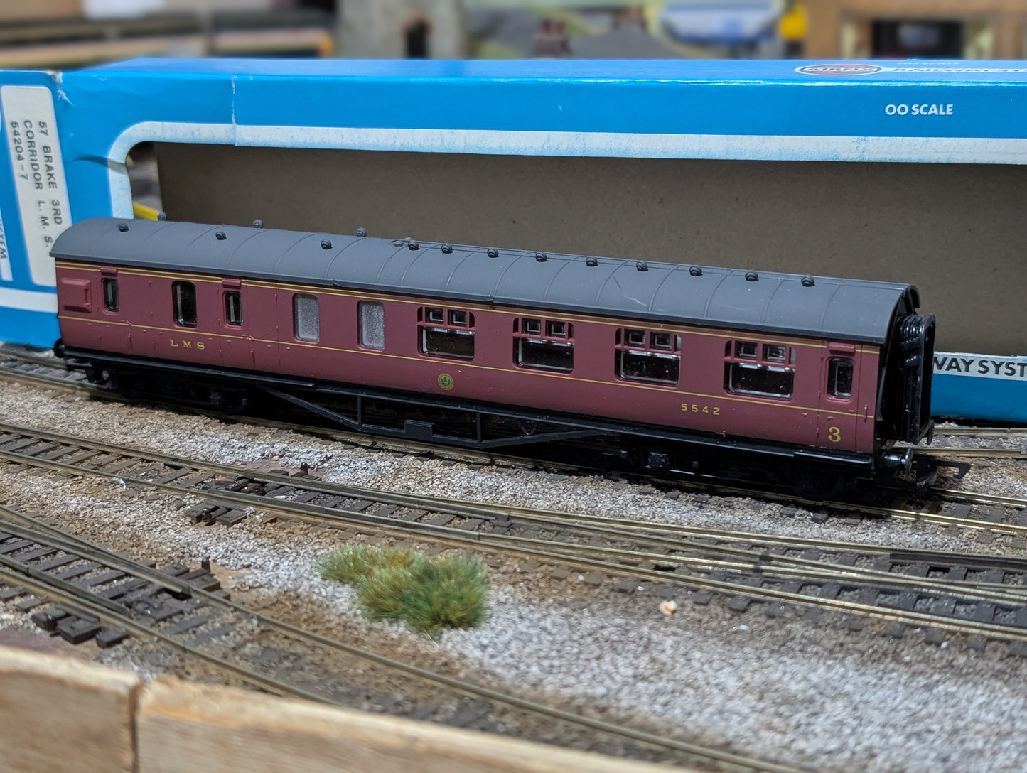 Pre-owned Airfix 54204-7 57′ Brake 3RD Corridor Coach LMS Crimson Boxed, tatty box