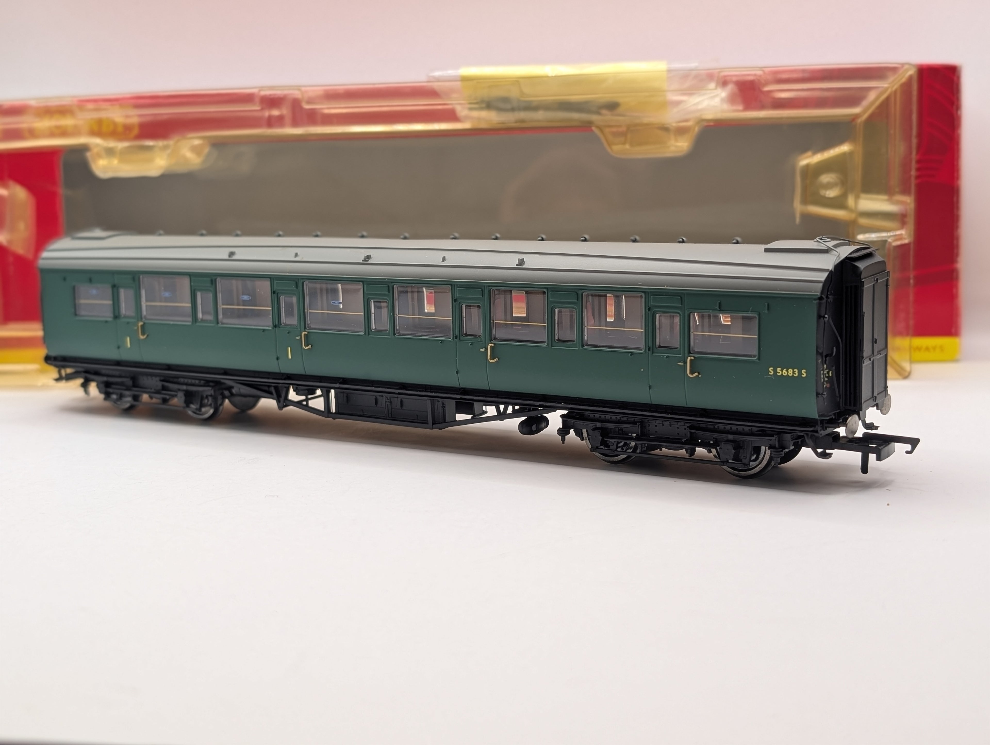 Hornby R4304B OO Gauge BR Maunsell Corridor Composite Coach S5683S Boxed