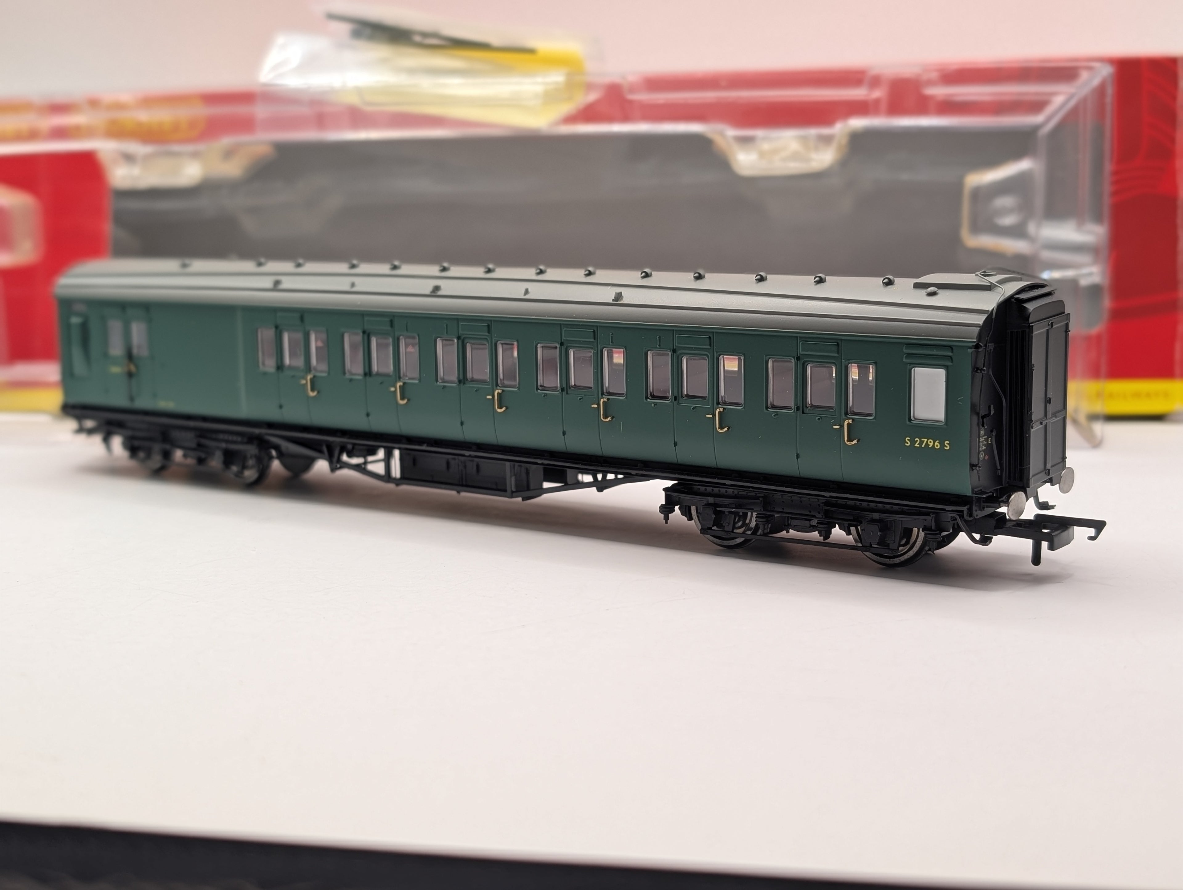 Hornby R4305A OO Gauge BR Maunsell 6 Compartment Brake Coach S2796S Boxed