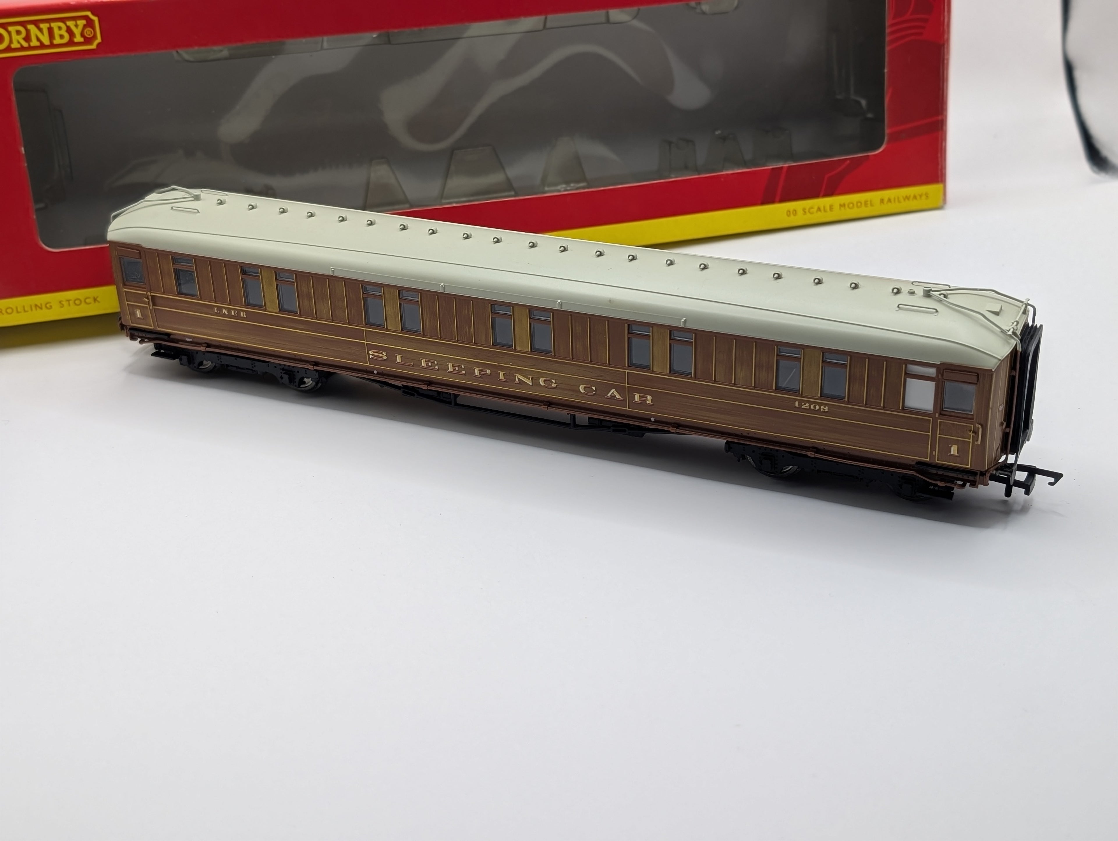 Hornby R4174 LNER 61ft 6in Corridor 1st Class Sleeper 1208 - Teak - OO - Boxed