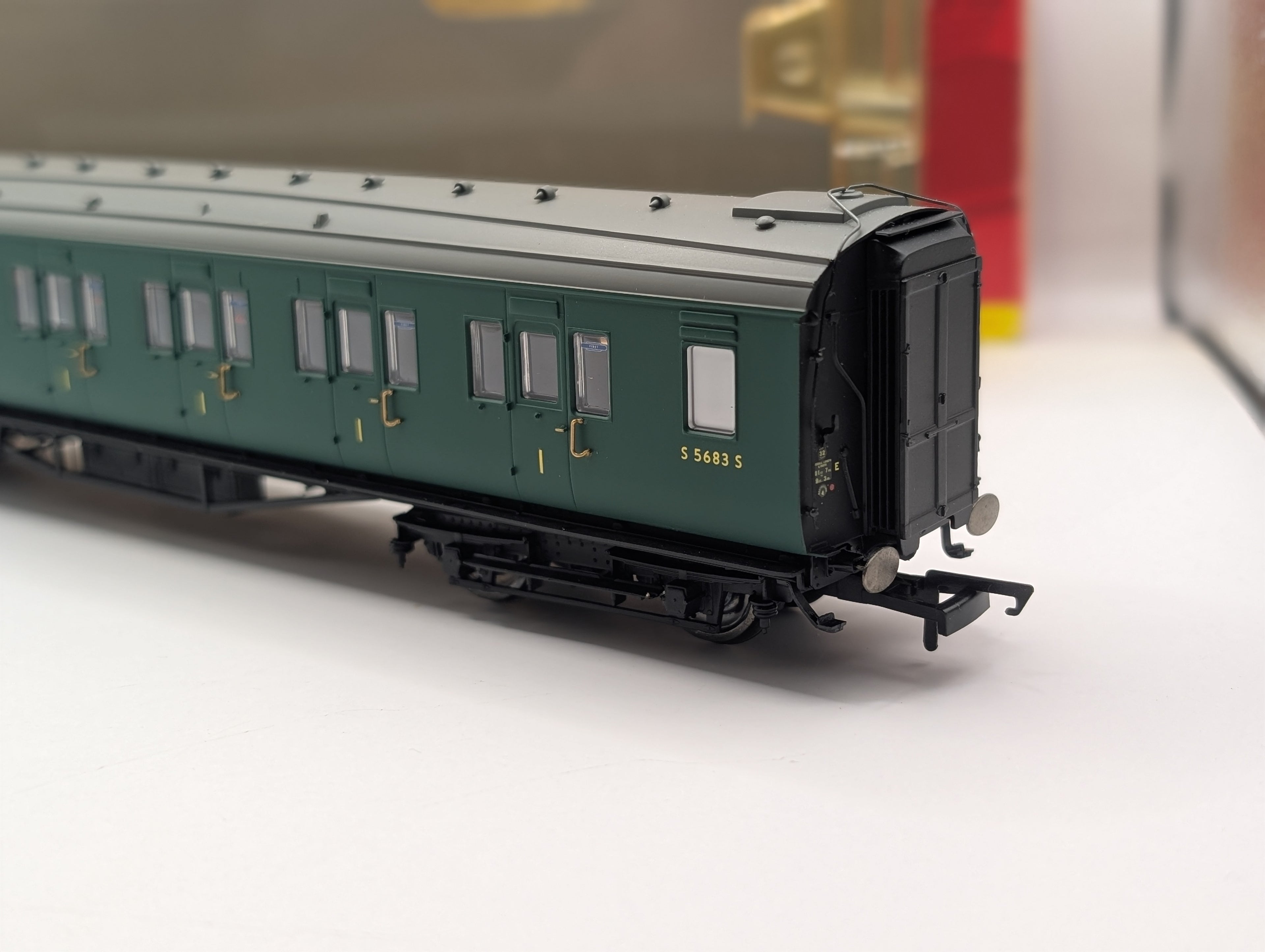 Hornby R4304B OO Gauge BR Maunsell Corridor Composite Coach S5683S Boxed