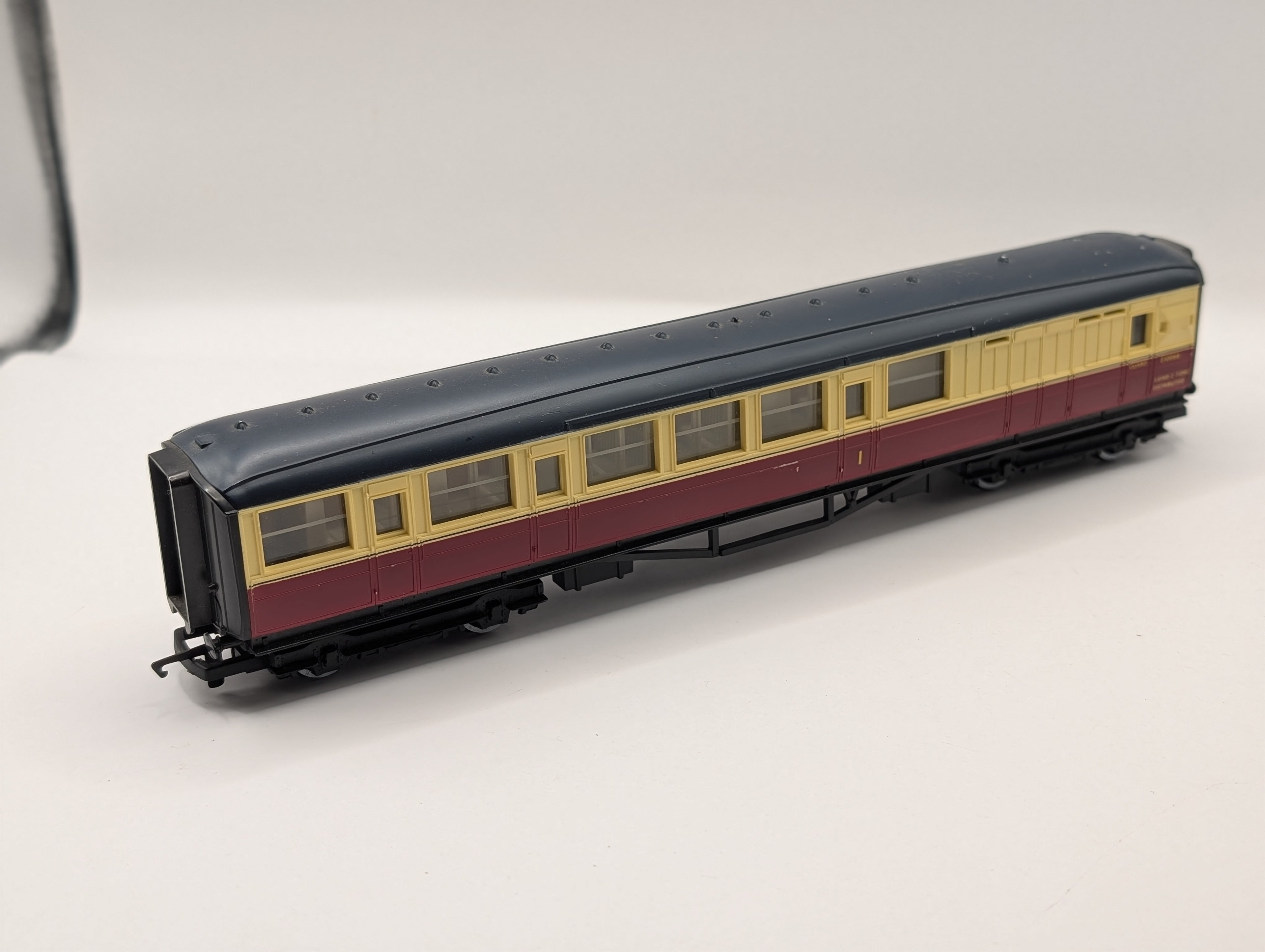 Hornby OO Gauge BR Crimson & Cream Gresley Brake Composite Coach E10066 (Pre-Owned)