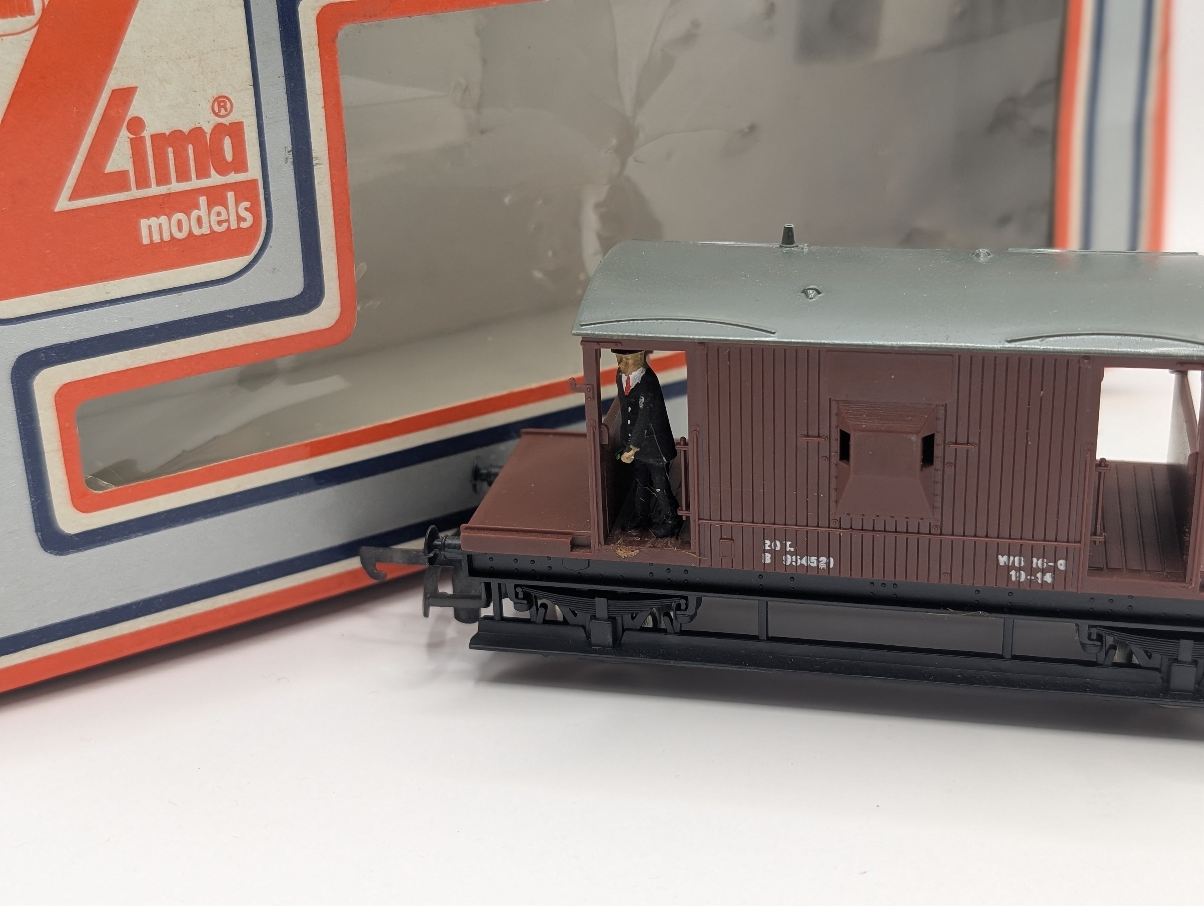 Lima 20T Brake Van BR Bauxite 954521 - Guard Figure - OO Gauge - Boxed