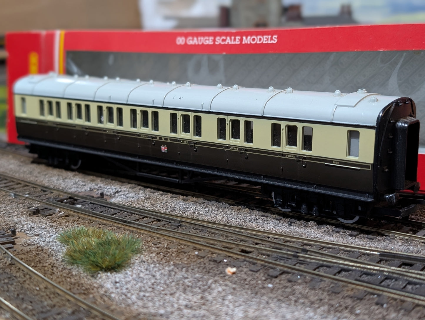 Pre-owned Hornby OO gauge R159B Composite Coach 6050 in GWR Chocolate & Cream, boxed
