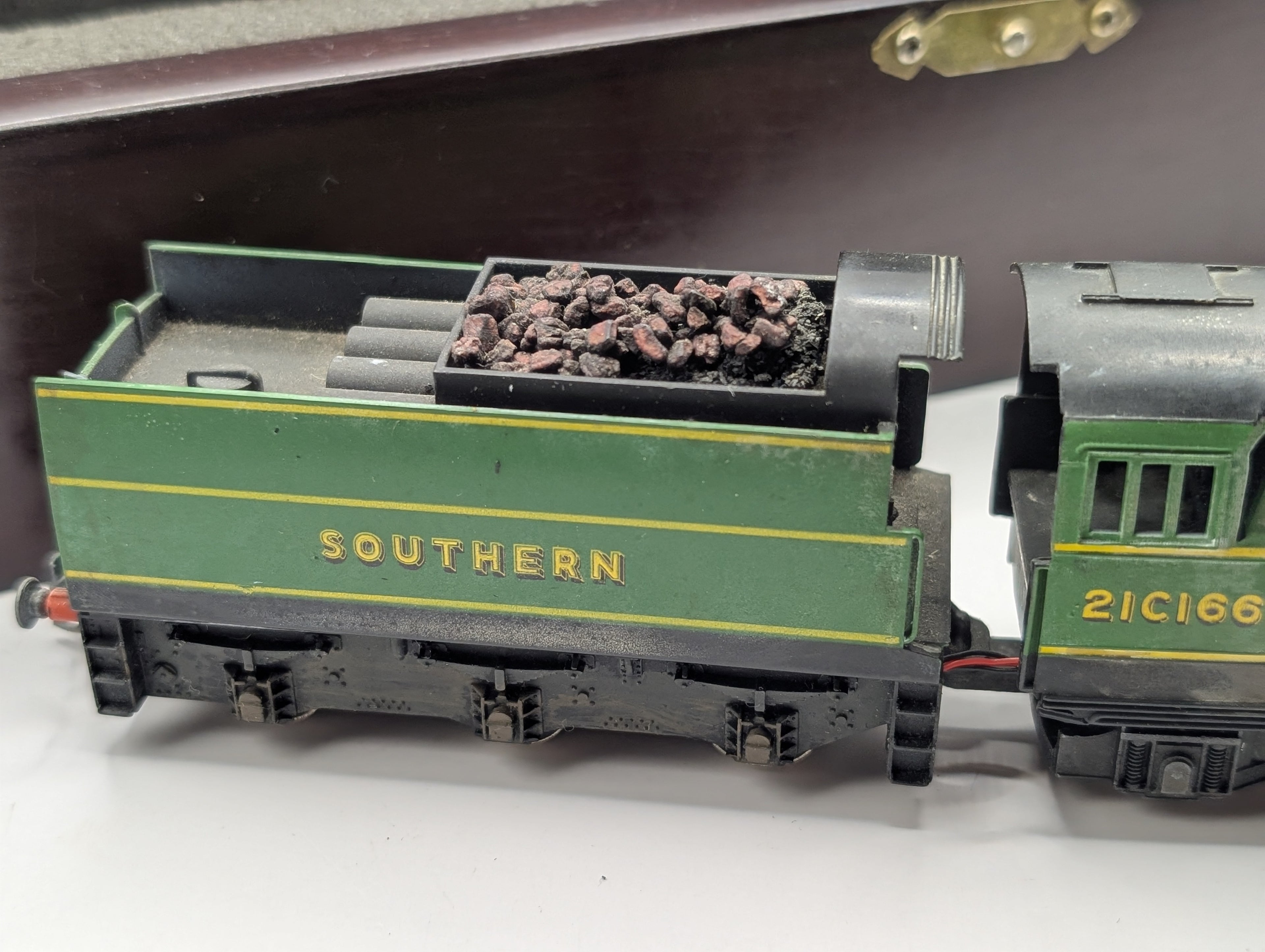 Hornby R374 OO Gauge SR Bulleid Pacific "Spitfire" No. 21C166 - Custom DCC Fitted & Lightly Weathered - Branded Wooden Presentation Box