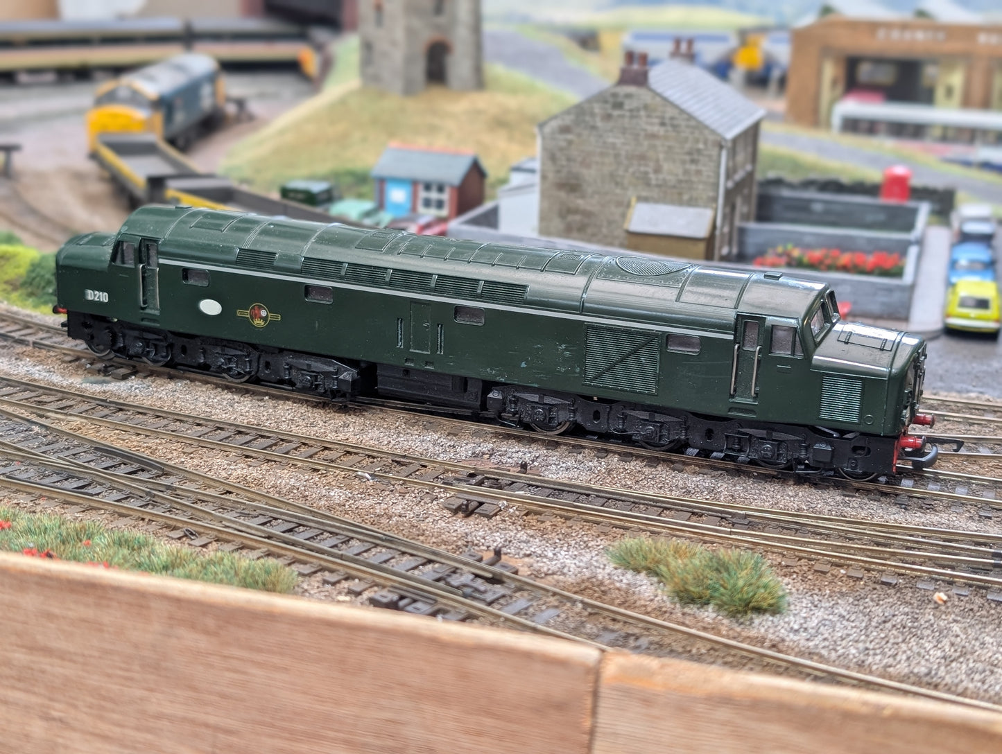 Pre-owned OO gauge Jouef 8913 Jouef Class 40 D210 'Empress of Britain' Diesel Electric locomotive in BR green