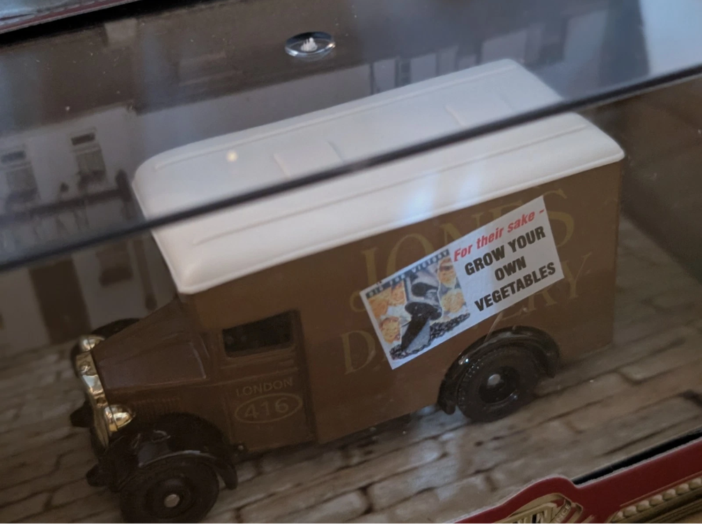 LLedo DG016042 Limited Edition, 1934 Dennis Parcel Van, "Dig For Victory"