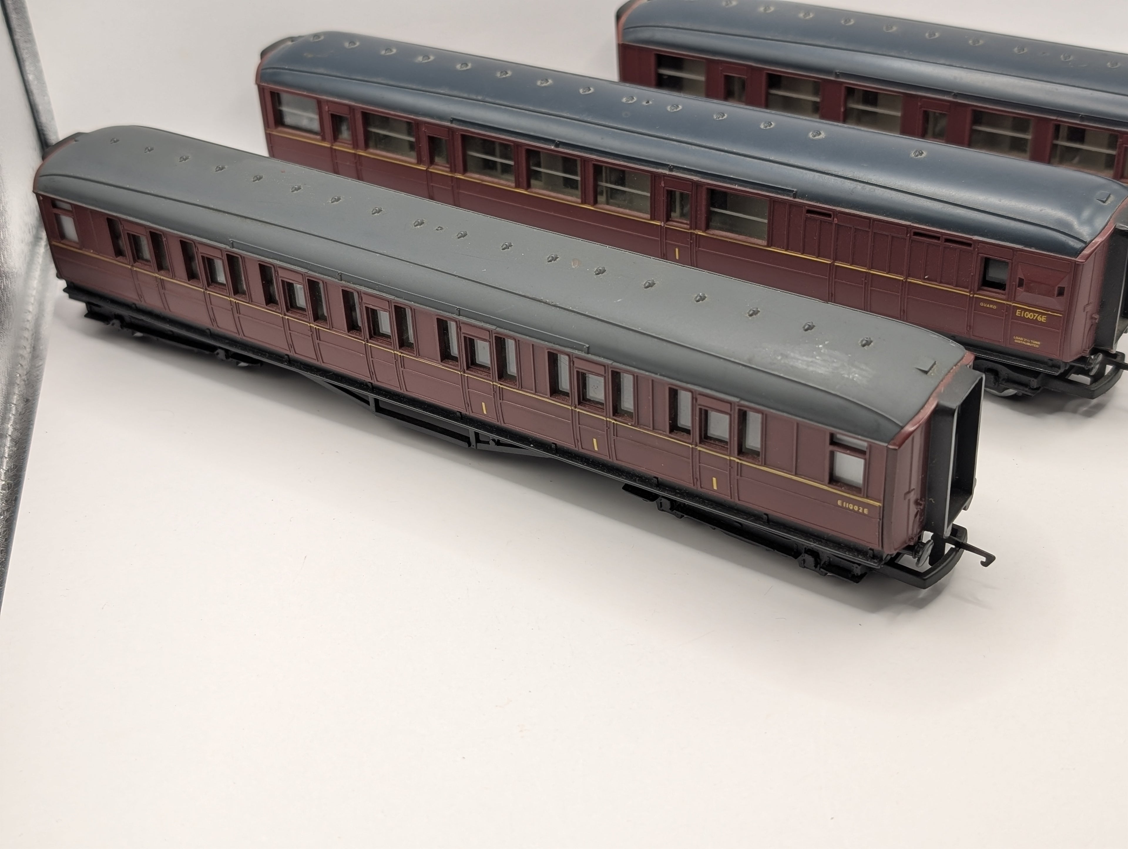 Hornby OO Gauge BR Maroon Gresley Coach 3-Piece Bundle (R448, R400, R483) Pre-Owned