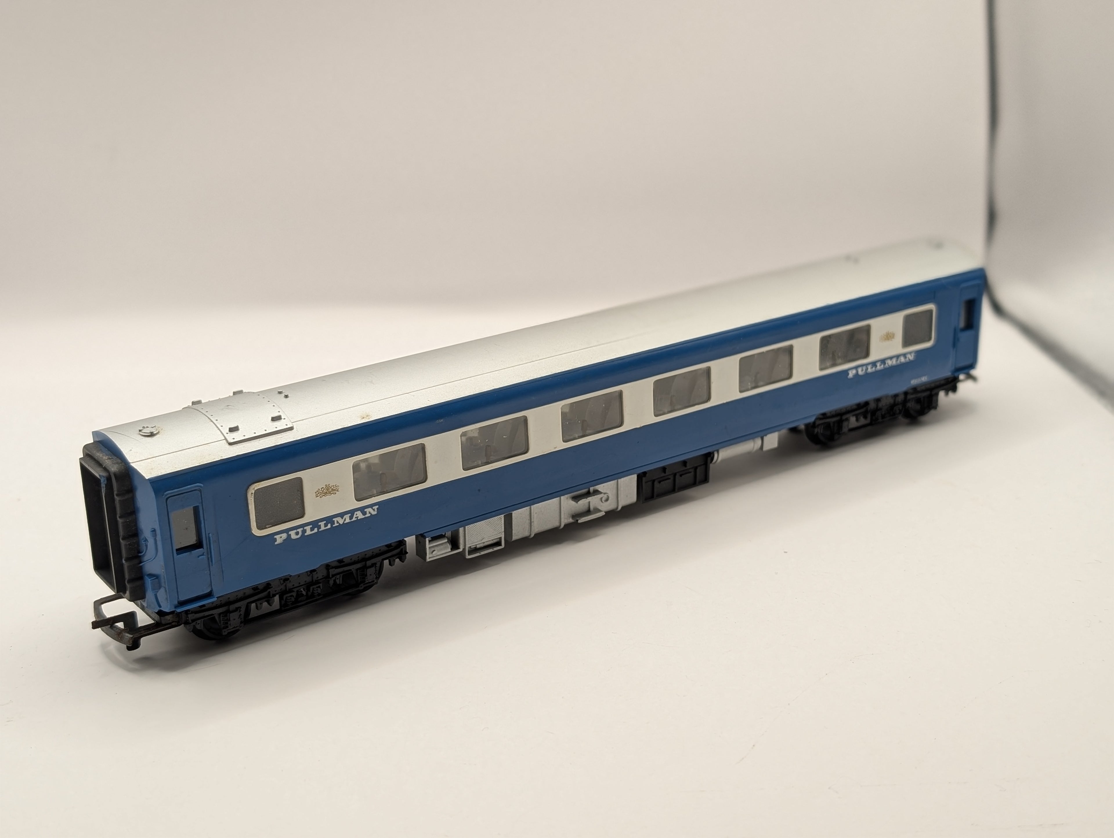 Tri-ang OO Gauge Blue Pullman Parlour Car - Pre-owned - Unboxed