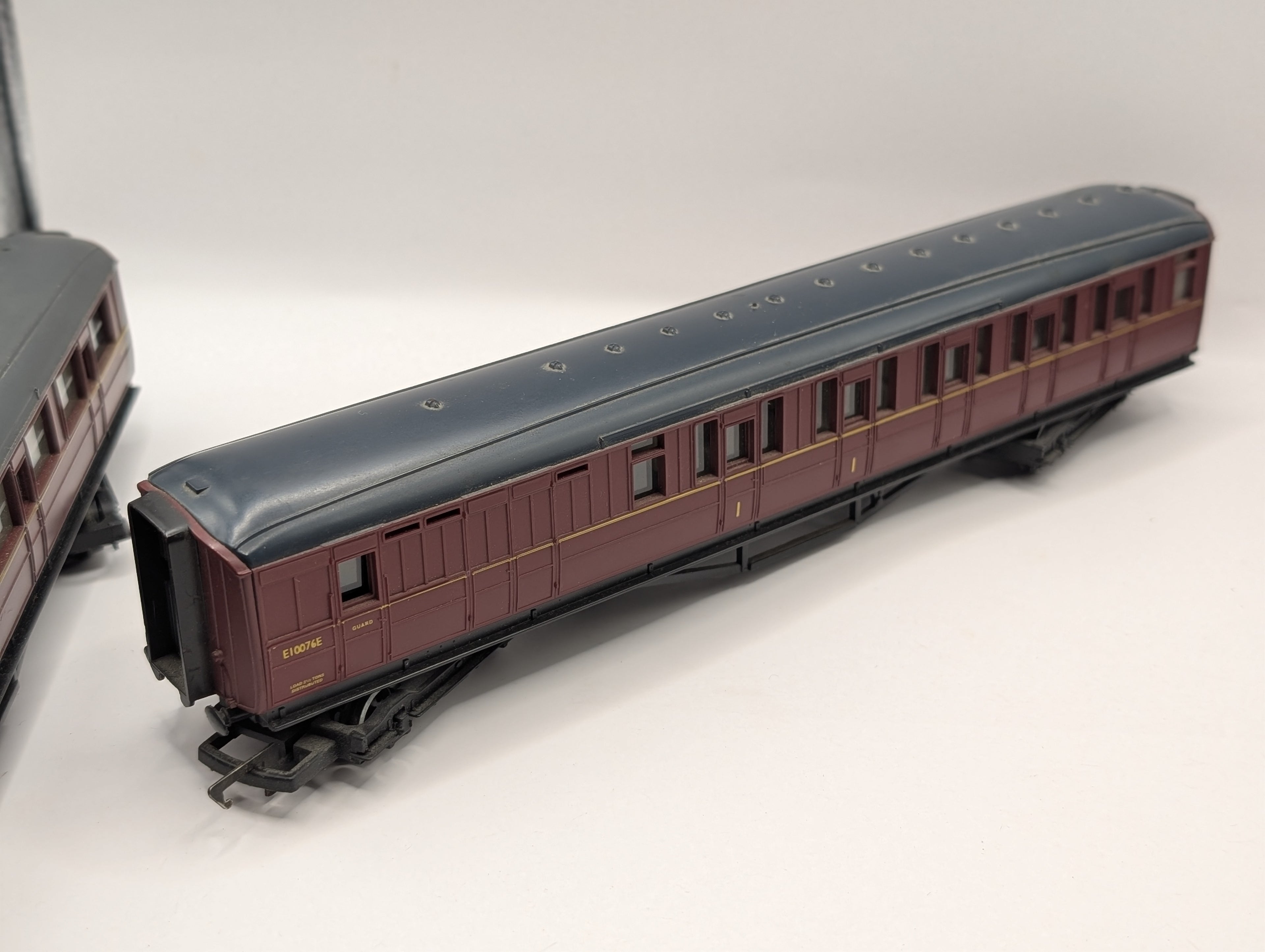 Hornby OO Gauge BR Maroon Gresley Coach 3-Piece Bundle (R448, R400, R483) Pre-Owned