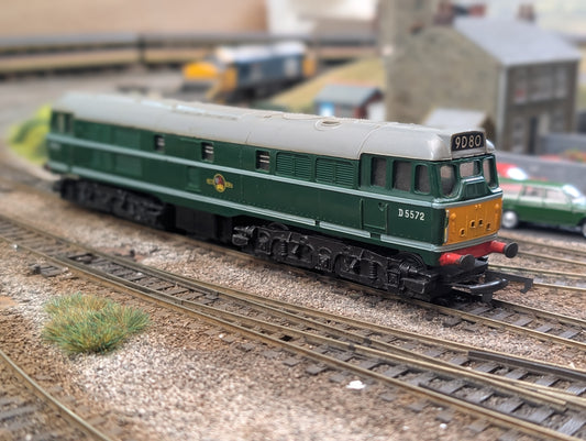 Pre-owned Tri-ang R357 OO gauge Class 31 D5572 in BR Green, runner