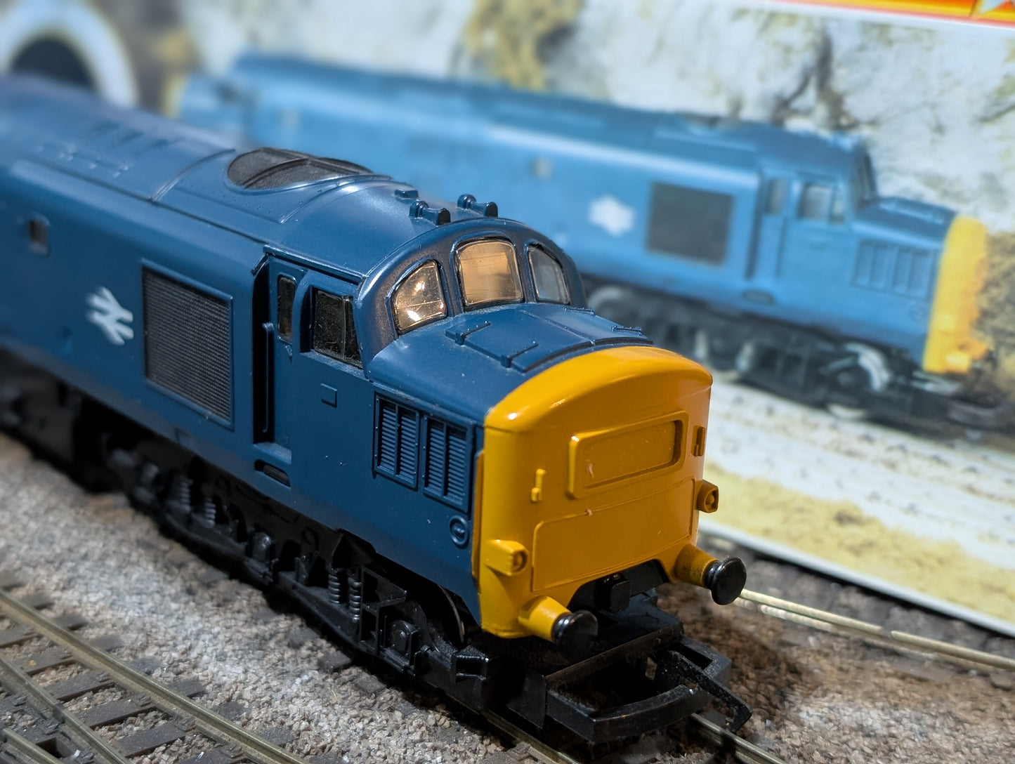Pre-owned Hornby R369 BR class 37, BR blue, boxed. OO gauge