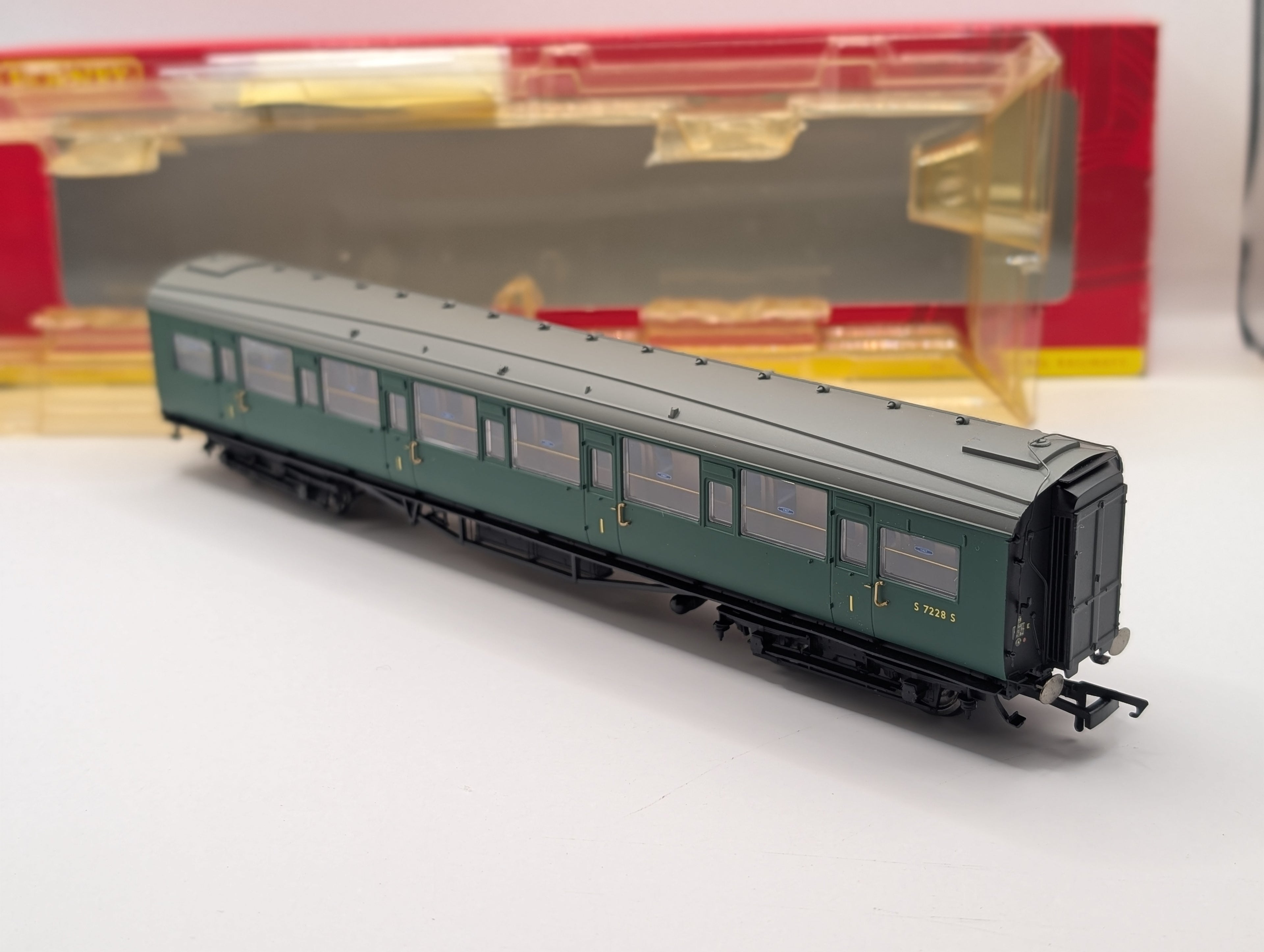 Hornby R4303A OO Gauge BR Maunsell Corridor 1st Class Coach S7228S Boxed
