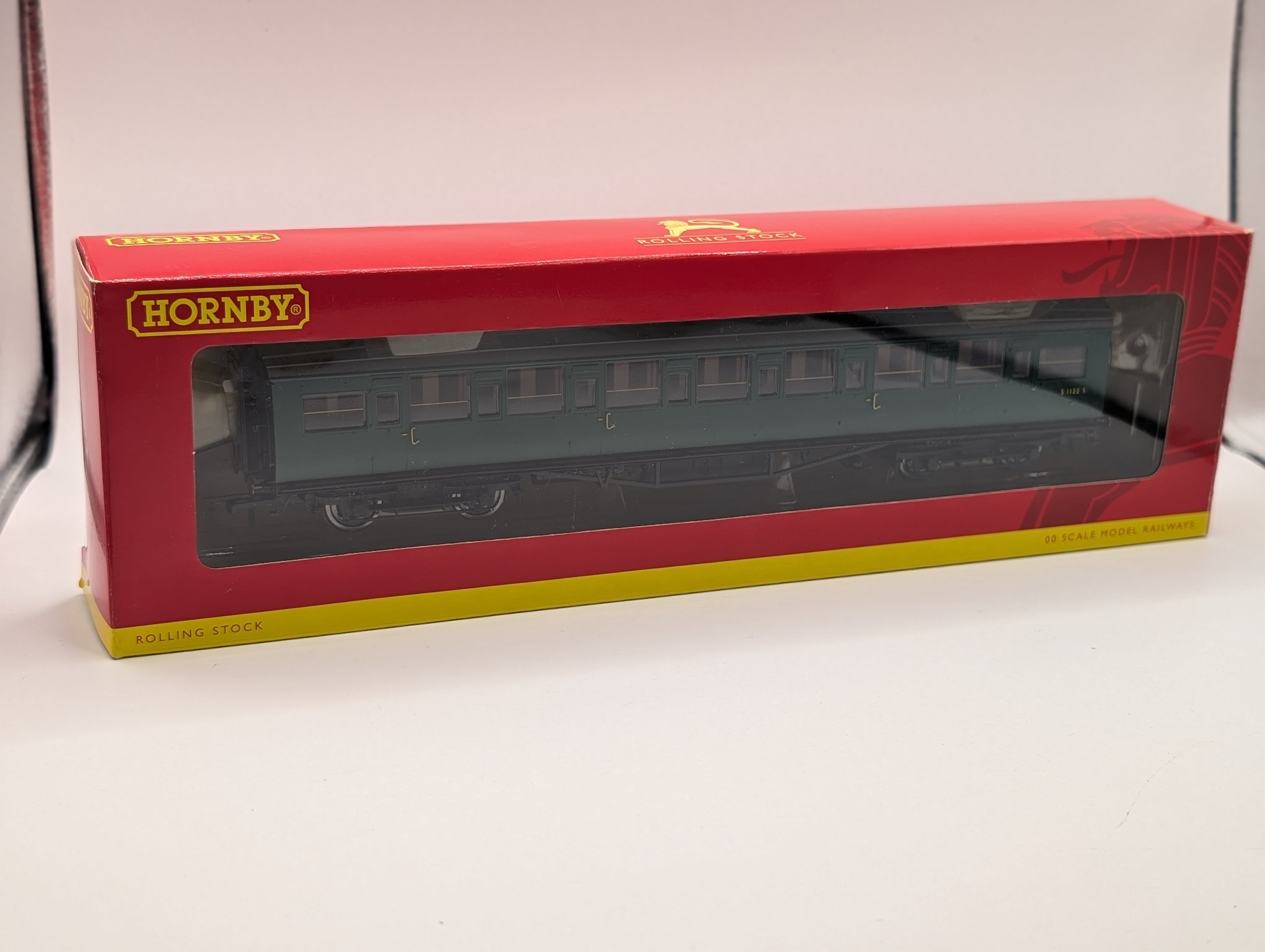 Hornby R4302A OO Gauge BR Maunsell Corridor 3rd Class Coach S1122S Boxed
