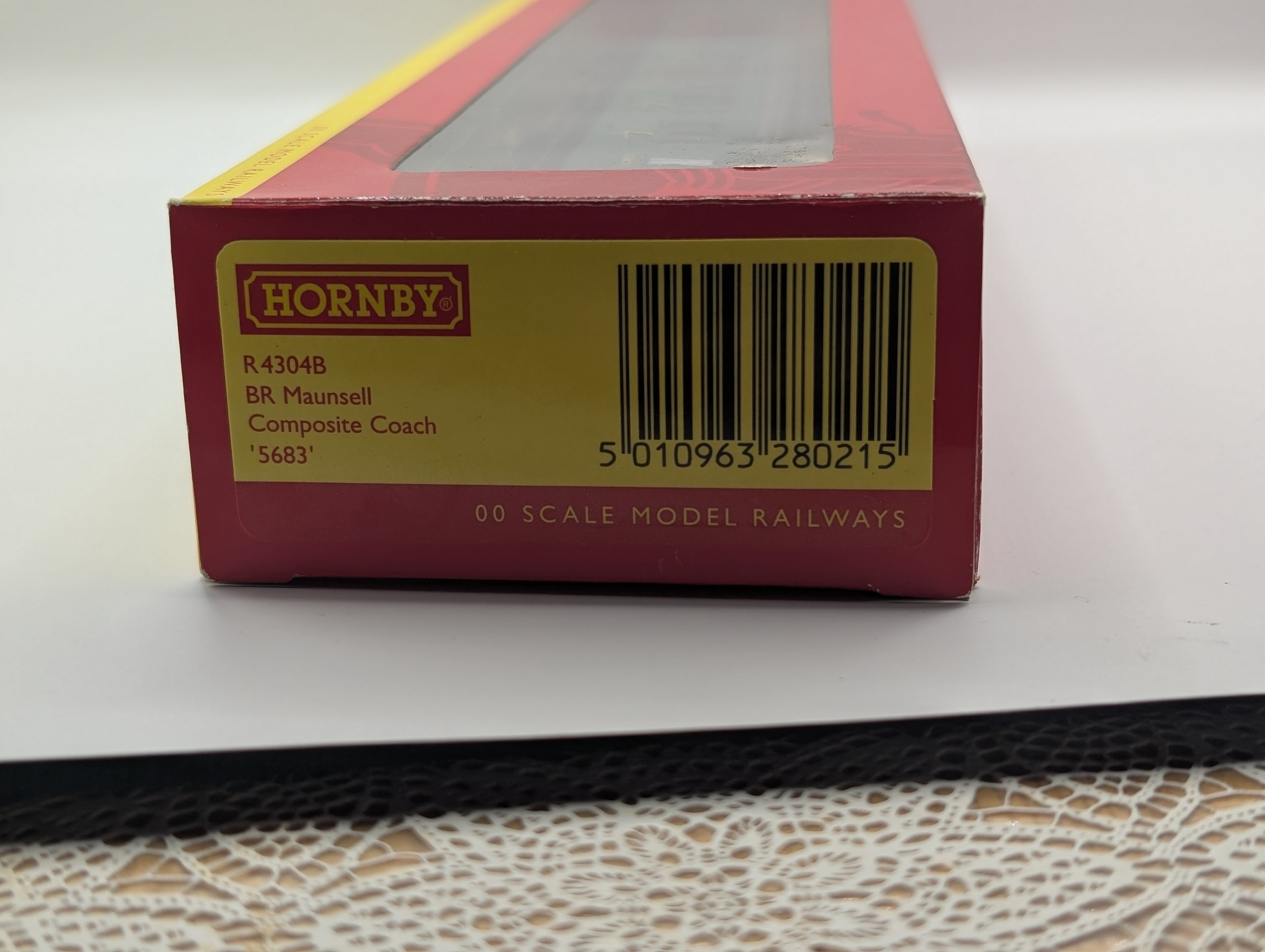 Hornby R4304B OO Gauge BR Maunsell Corridor Composite Coach S5683S Boxed