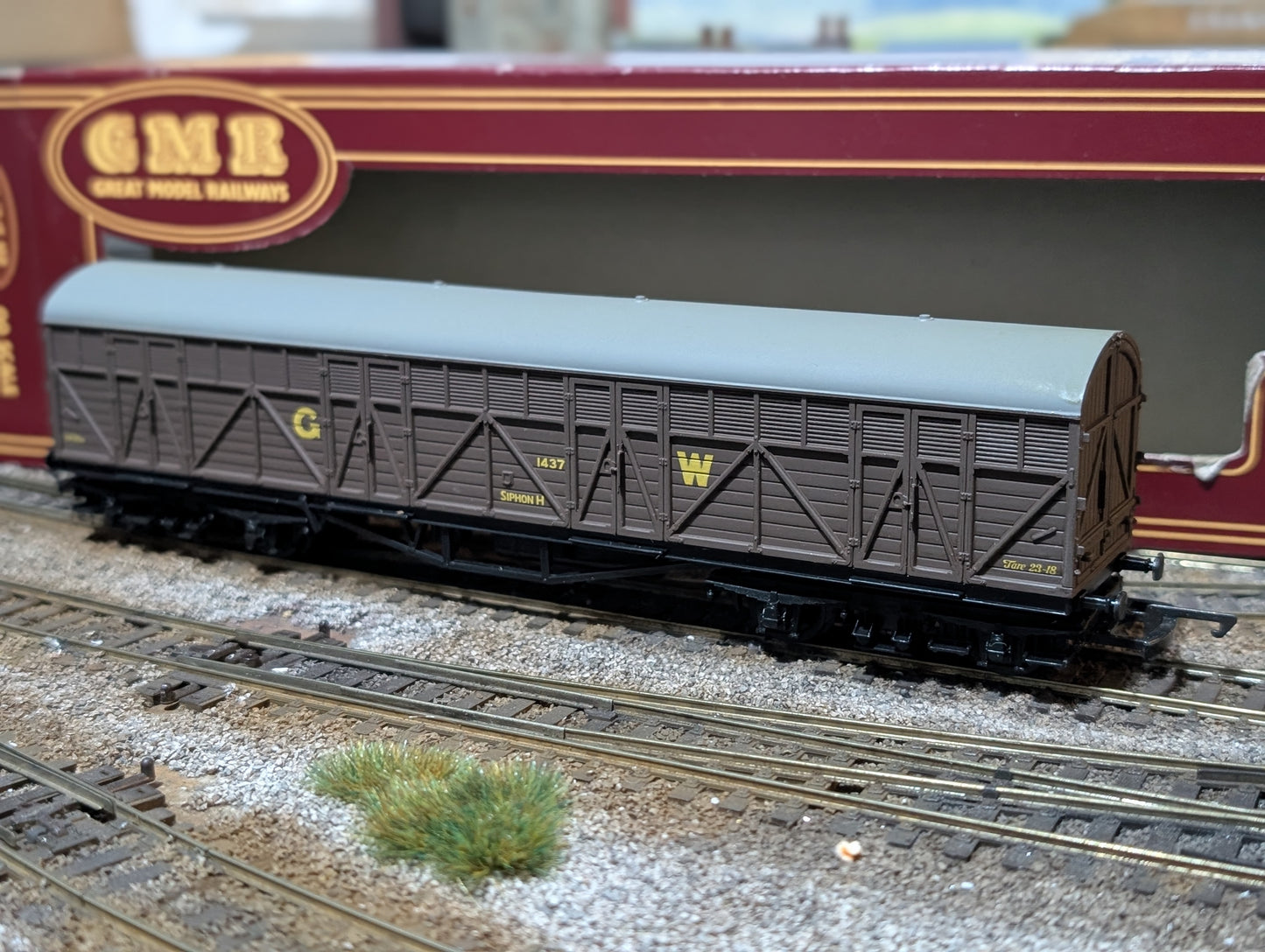 Pre-owned Airfix GMR (Great Model Railways) OO gauge 54308 GWR Siphon H 1437, boxed