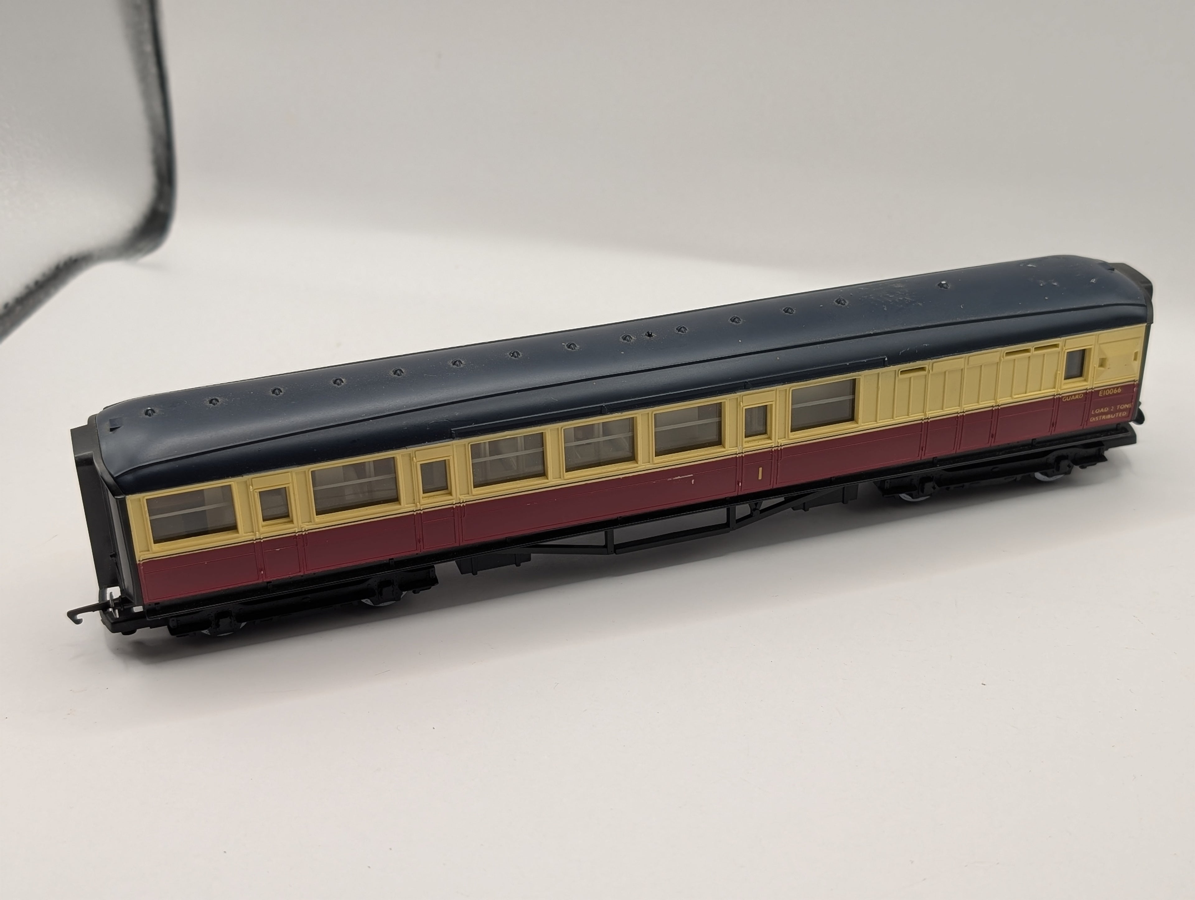 Hornby OO Gauge BR Crimson & Cream Gresley Brake Composite Coach E10066 (Pre-Owned)