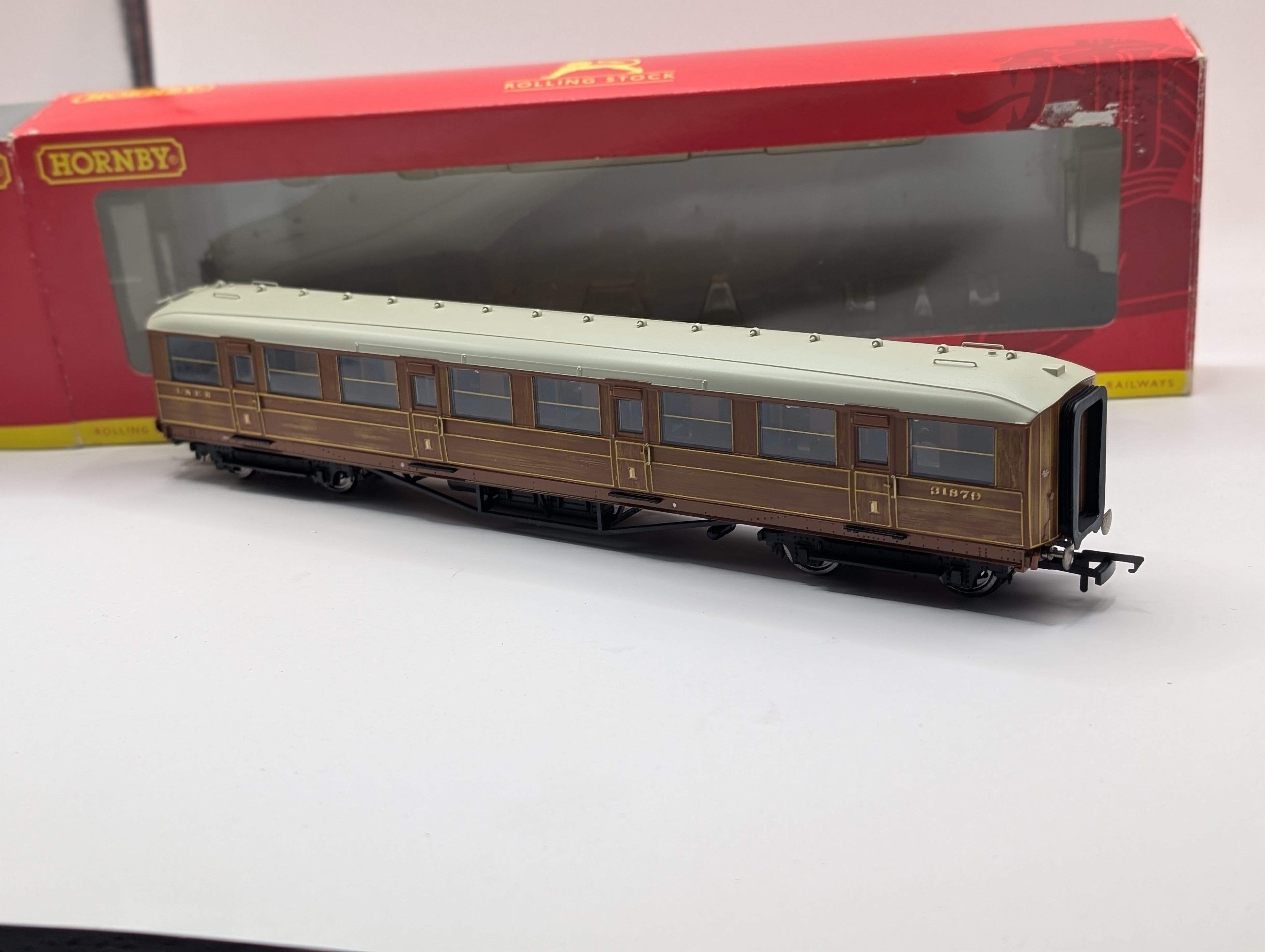 Hornby R4171A LNER 61ft 6in Corridor 1st Class Coach 31879 - NEM - Boxed