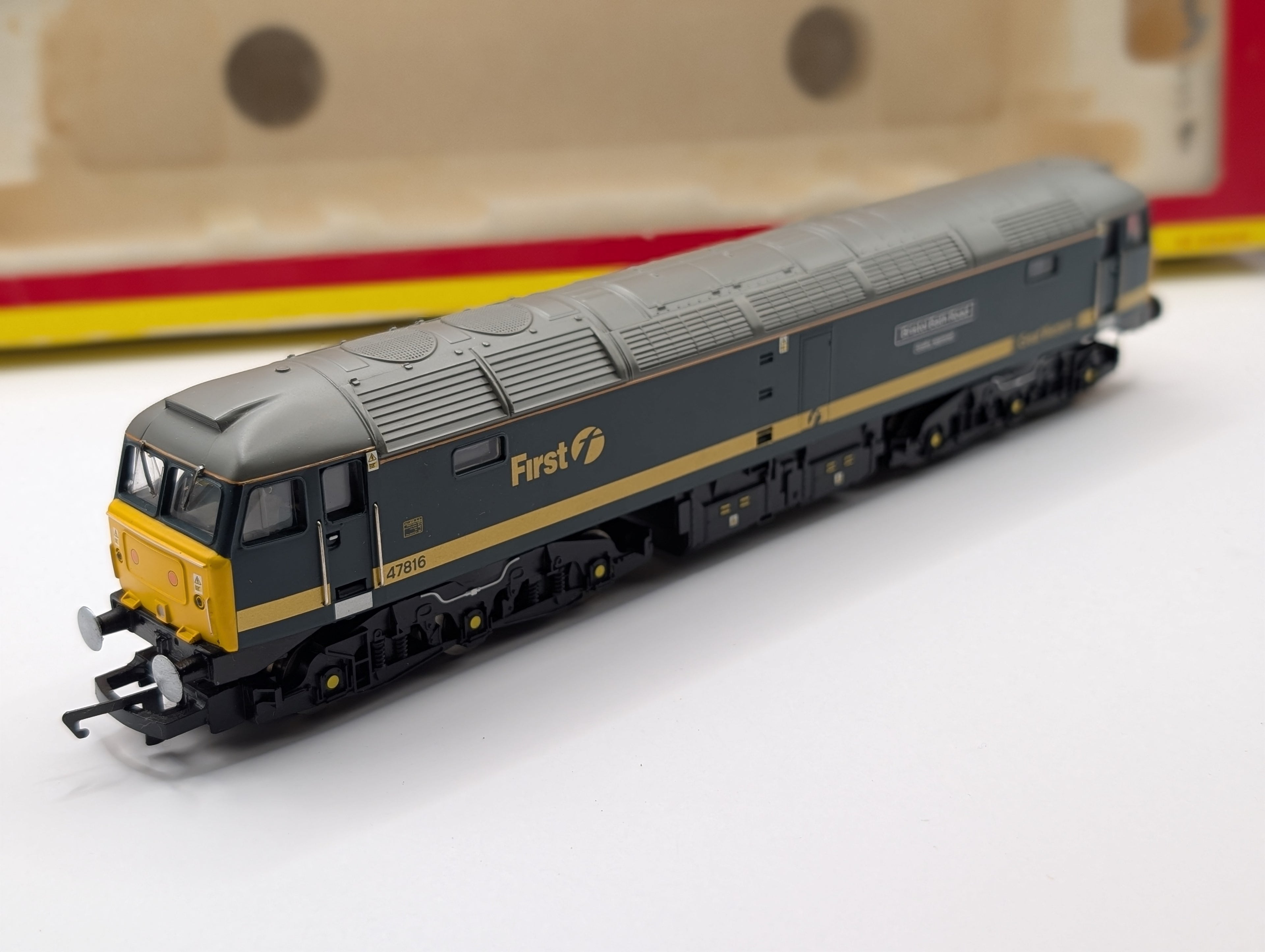 Hornby R2352 OO Gauge Class 47 47816 "Bristol Bath Road" – First Great Western Green & Gold – Detailed & Boxed Runner
