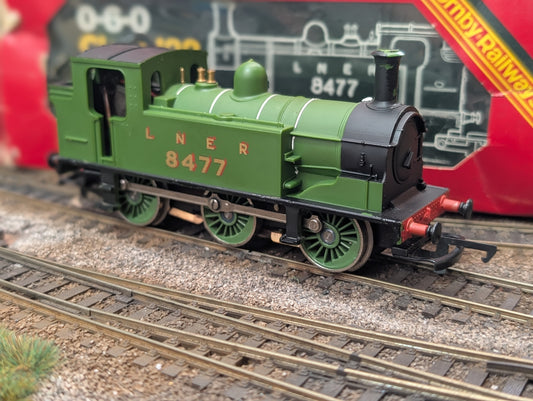 Pre-owned OO gauge Hornby R252 Class J83 0-6-0T 8477 in LNER green boxed