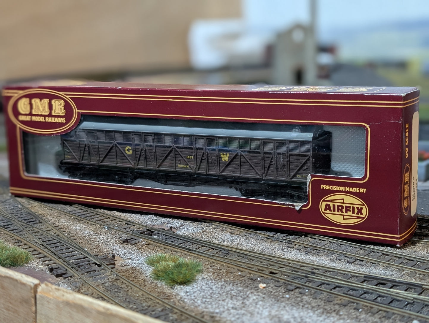 Pre-owned Airfix GMR (Great Model Railways) OO gauge 54308 GWR Siphon H 1437, boxed